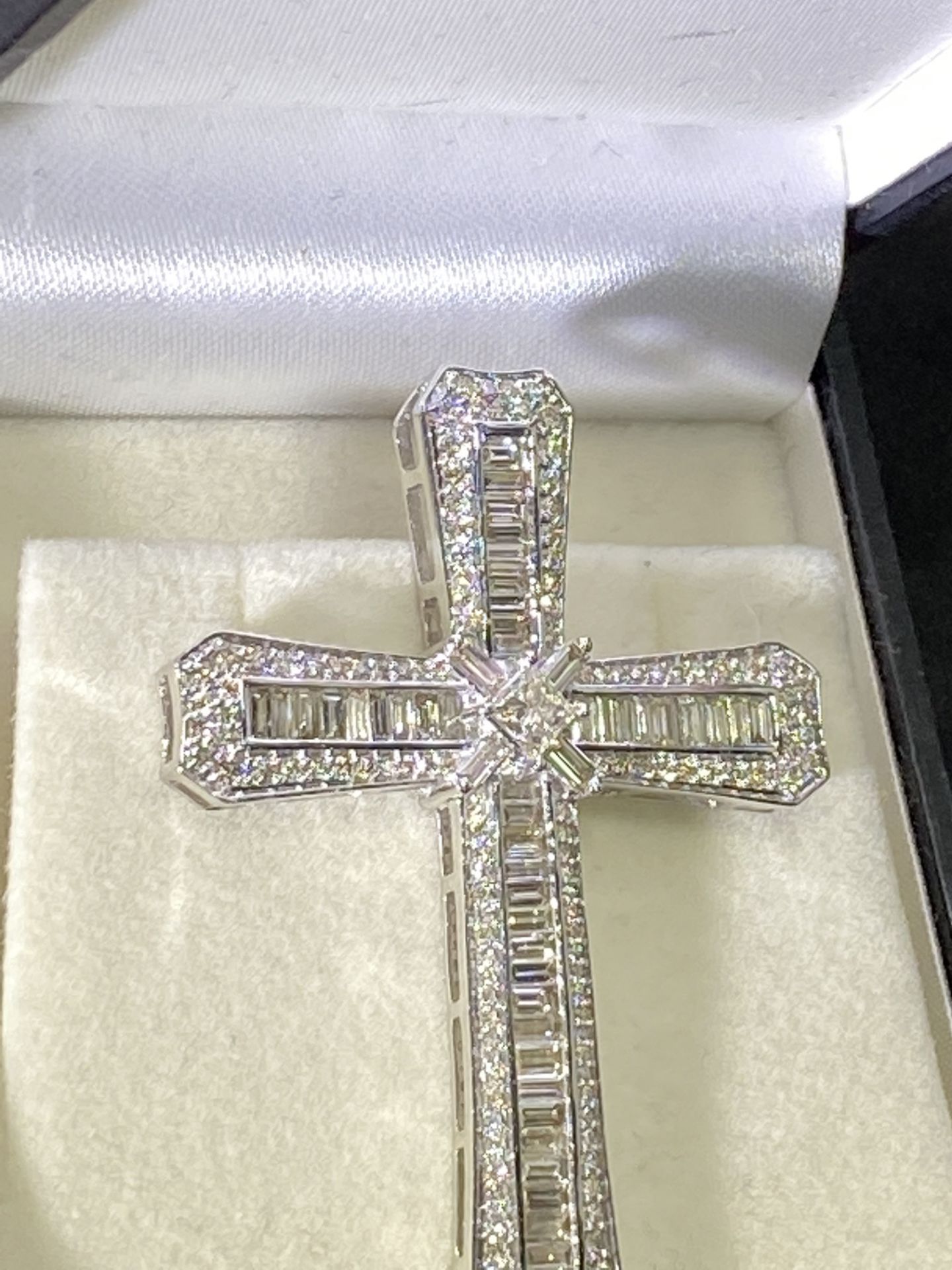 3.45ct DIAMOND SET CROSS IN 9ct WHITE GOLD - APPROX 9.7 GRAMS - Image 4 of 5