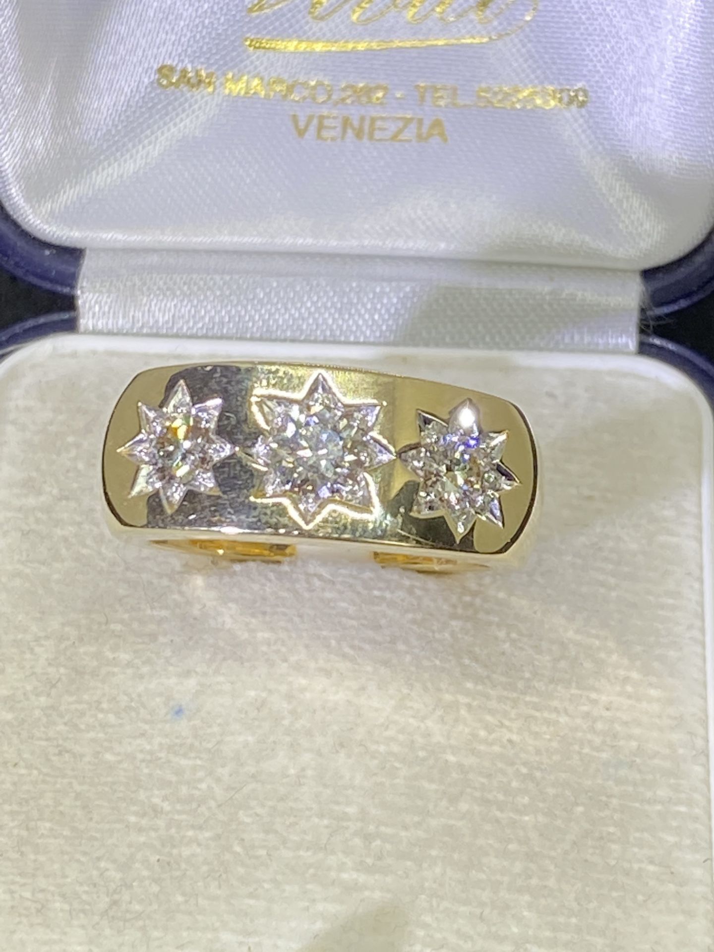 HEAVY 9ct YELLOW GOLD APPROX 13.9 GRAM 3 STONE 1.05ct DIAMOND GYPSY RING - APPROX SIZE U - Image 3 of 4