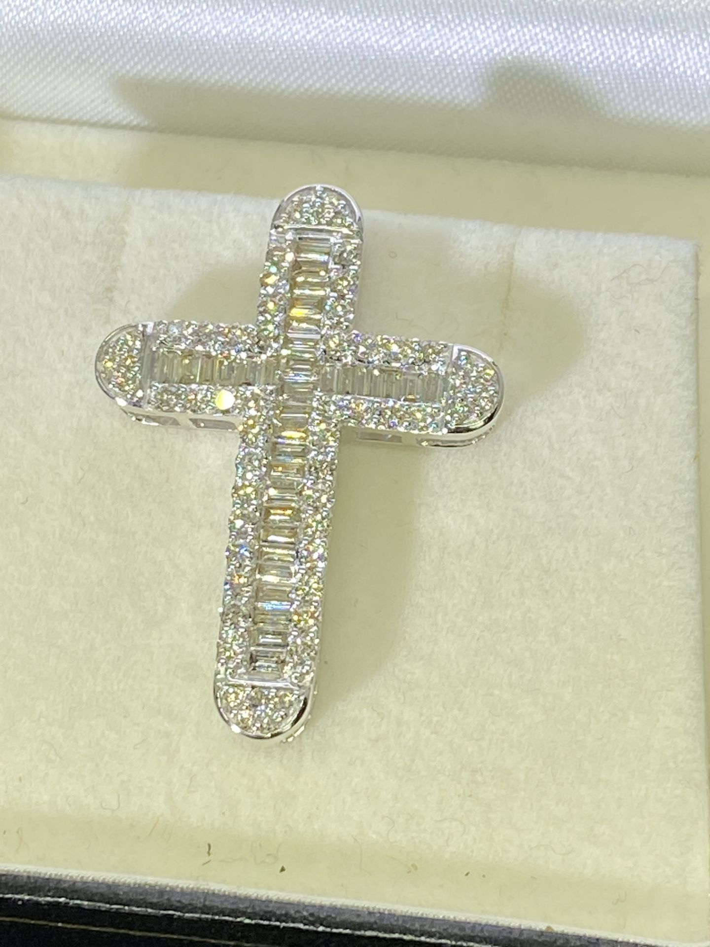 2.08ct DIAMOND CROSS SET IN WHITE GOLD - APPROX 5.03 GRAMS