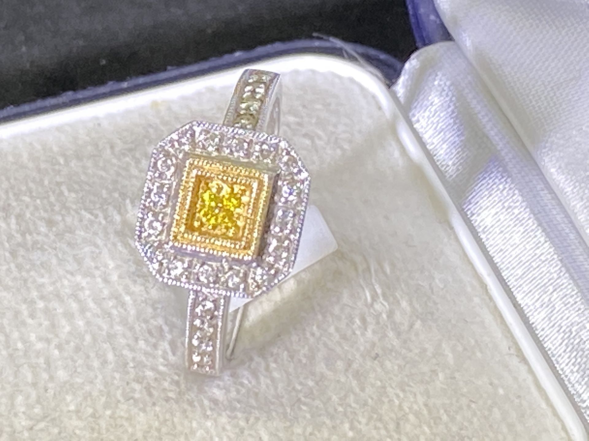 9ct WHITE GOLD WHITE & YELLOW DIAMOND CLUSTER RING - APPROX SIZE M - Image 3 of 4