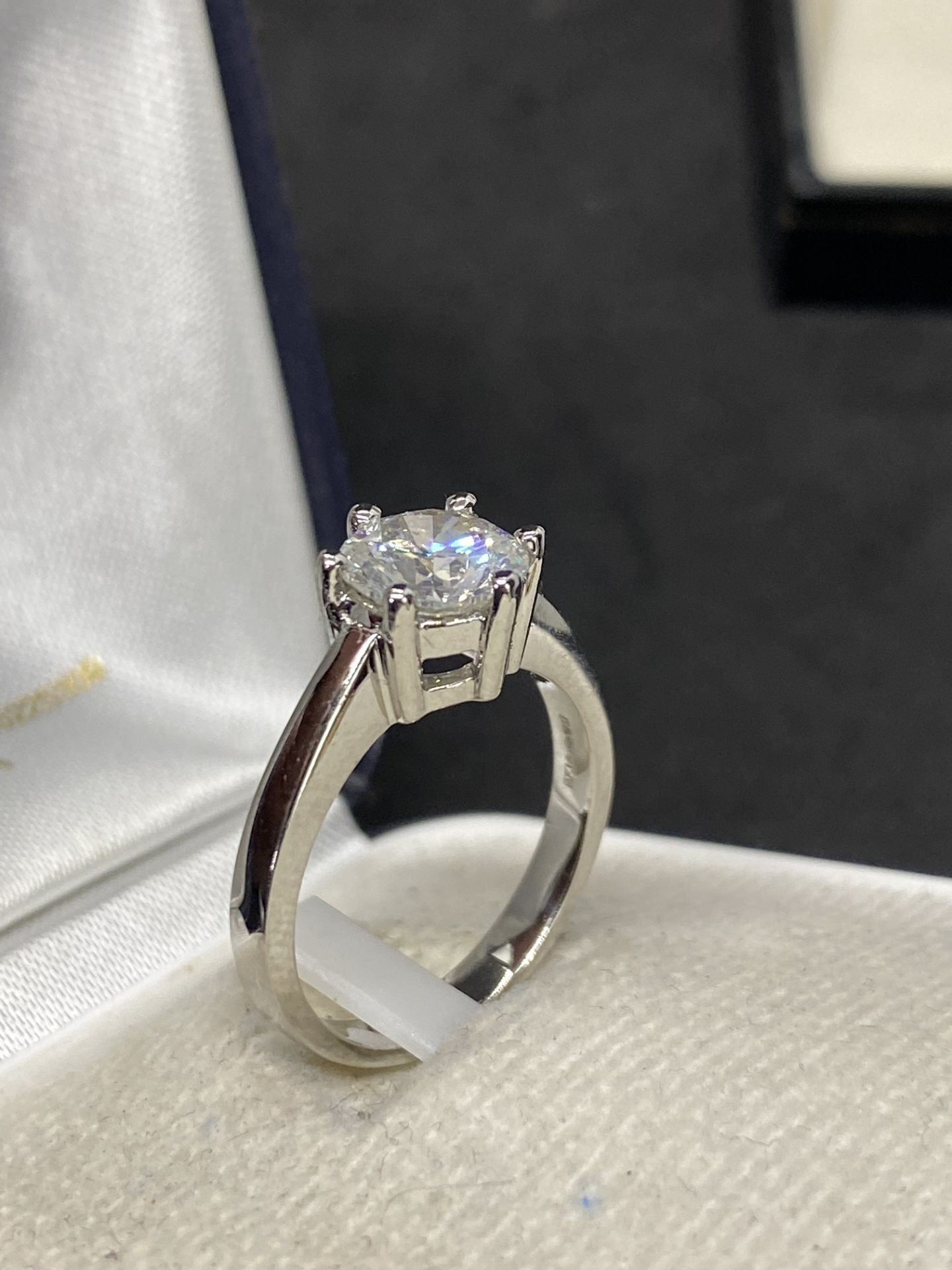 1.53ct DIAMOND SOLITAIRE RING SET IN 950 PLATINUM - APPROX SIZE M - Image 4 of 6