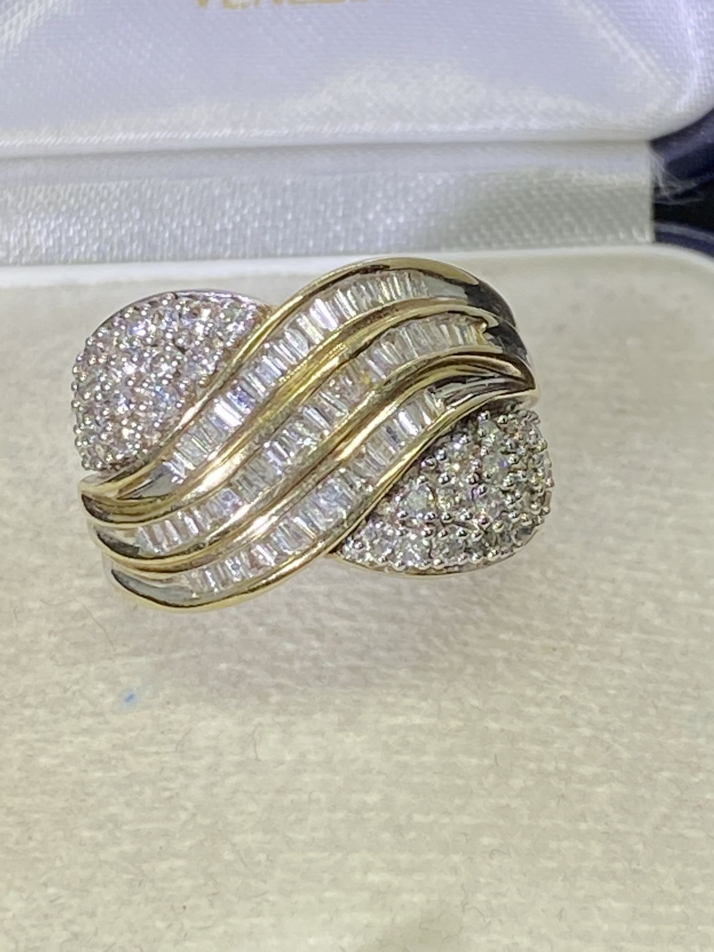 9ct YELLOW GOLD DIAMOND CLUSTER RING - APPROX SIZE N - Image 2 of 4