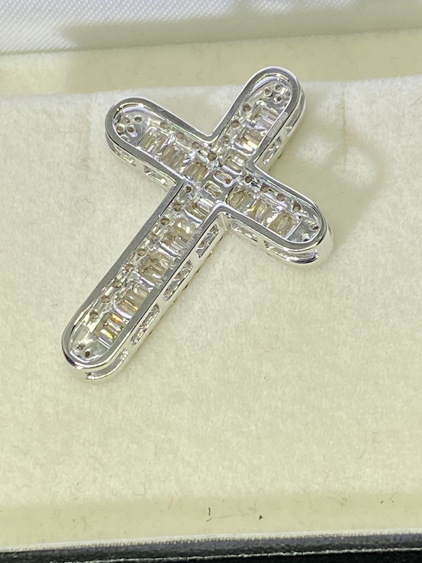 2.08ct DIAMOND CROSS SET IN WHITE GOLD - APPROX 5.03 GRAMS - Image 2 of 3