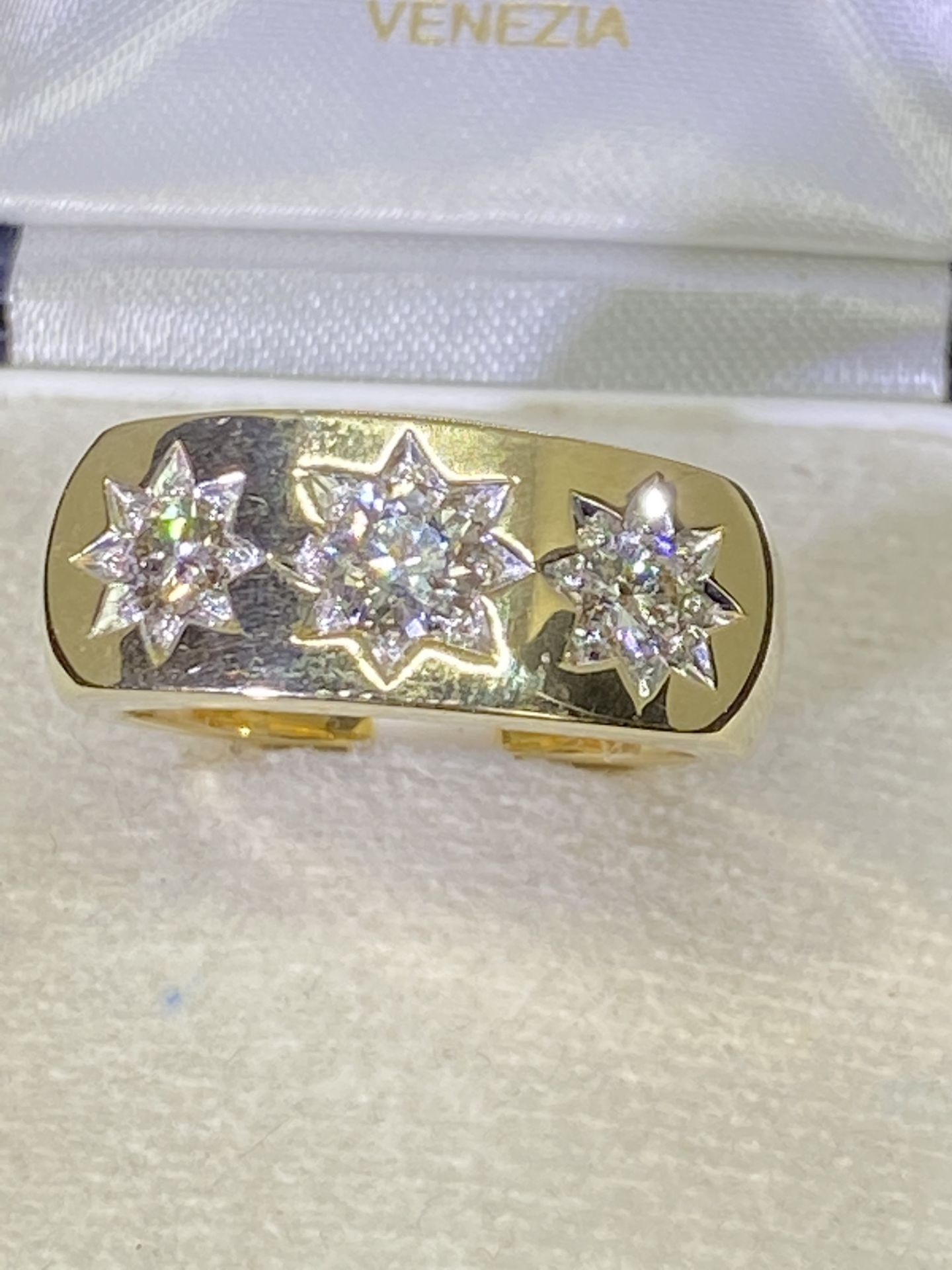 HEAVY 9ct YELLOW GOLD APPROX 13.9 GRAM 3 STONE 1.05ct DIAMOND GYPSY RING - APPROX SIZE U