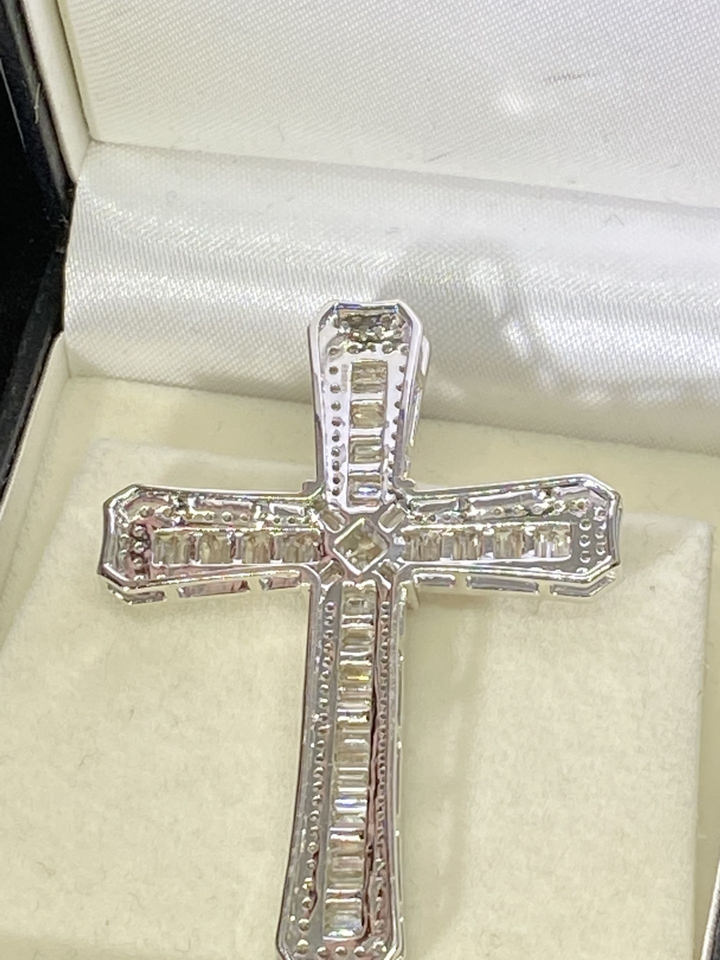 3.45ct DIAMOND SET CROSS IN 9ct WHITE GOLD - APPROX 9.7 GRAMS - Image 5 of 5