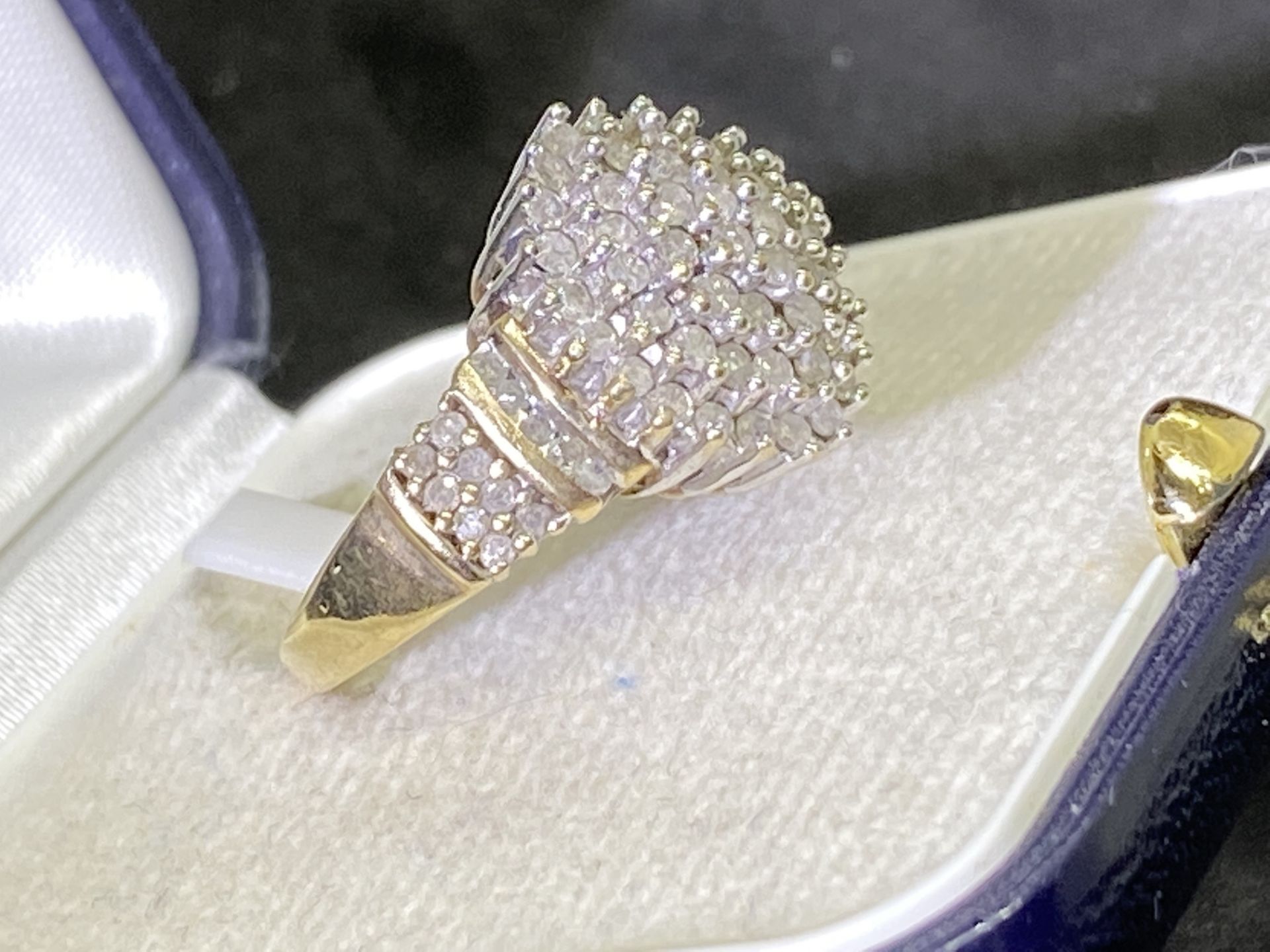 9ct YELLOW GOLD DIAMOND CLUSTER RING - APPROX SIZE N & 1/2 - Image 3 of 4