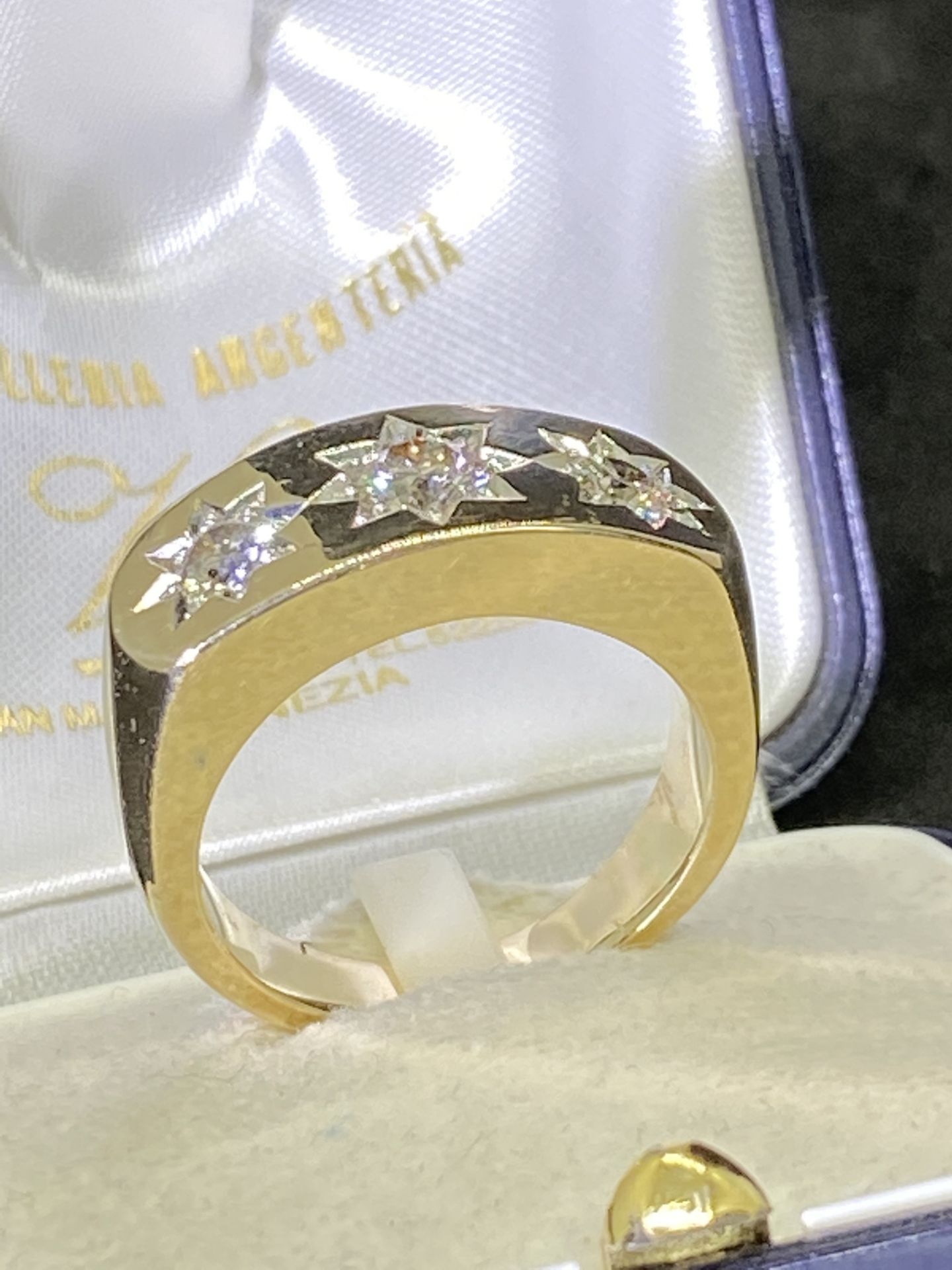 HEAVY 9ct YELLOW GOLD APPROX 13.9 GRAM 3 STONE 1.05ct DIAMOND GYPSY RING - APPROX SIZE U - Image 2 of 4
