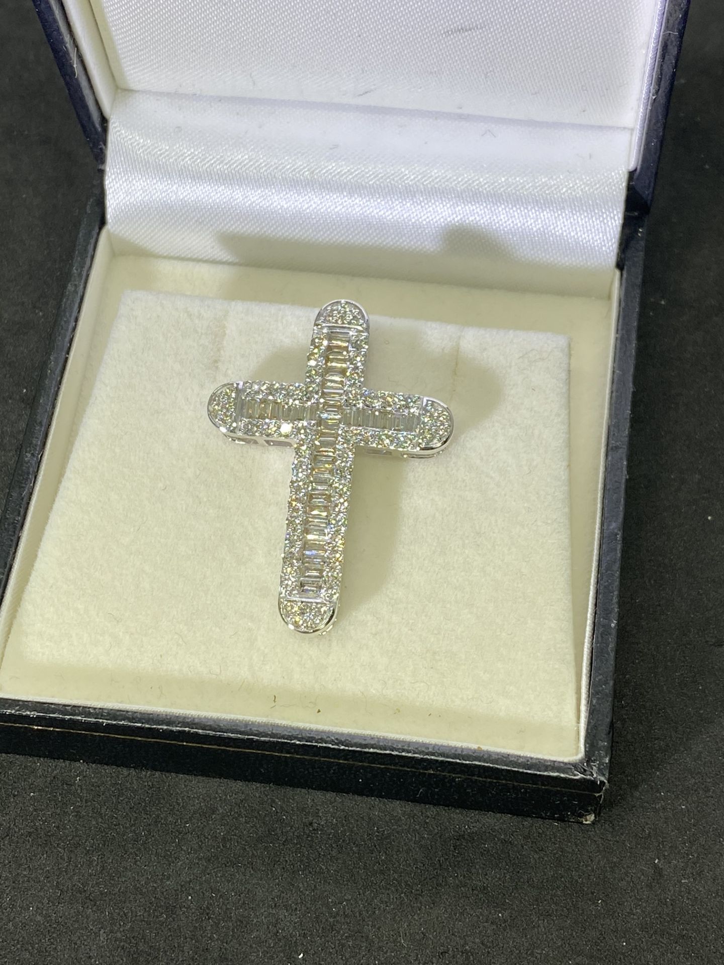 2.08ct DIAMOND CROSS SET IN WHITE GOLD - APPROX 5.03 GRAMS - Image 3 of 3