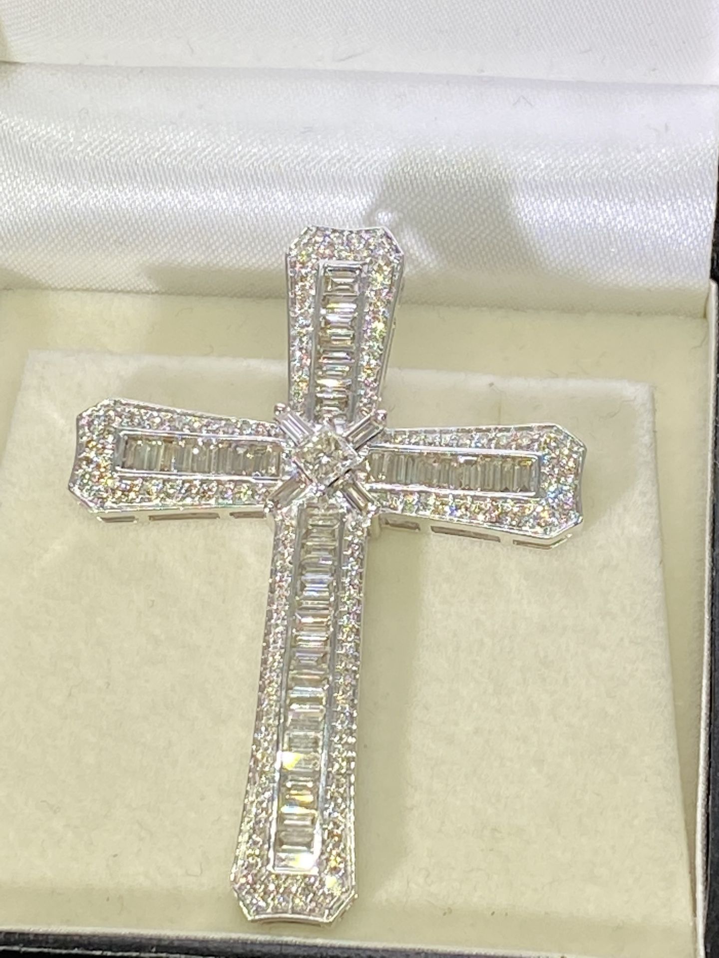 3.45ct DIAMOND SET CROSS IN 9ct WHITE GOLD - APPROX 9.7 GRAMS - Image 2 of 5