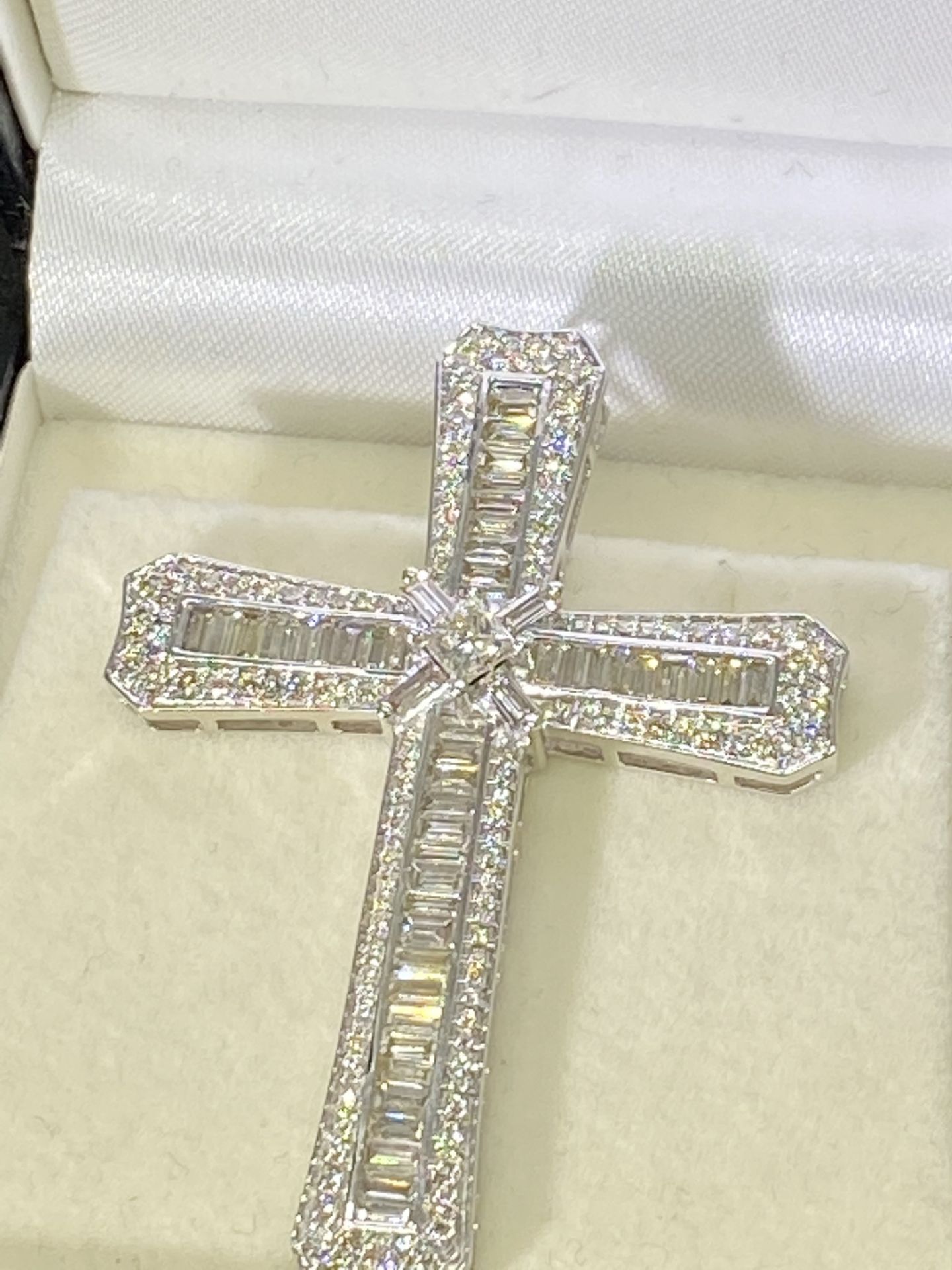 3.45ct DIAMOND SET CROSS IN 9ct WHITE GOLD - APPROX 9.7 GRAMS - Image 3 of 5