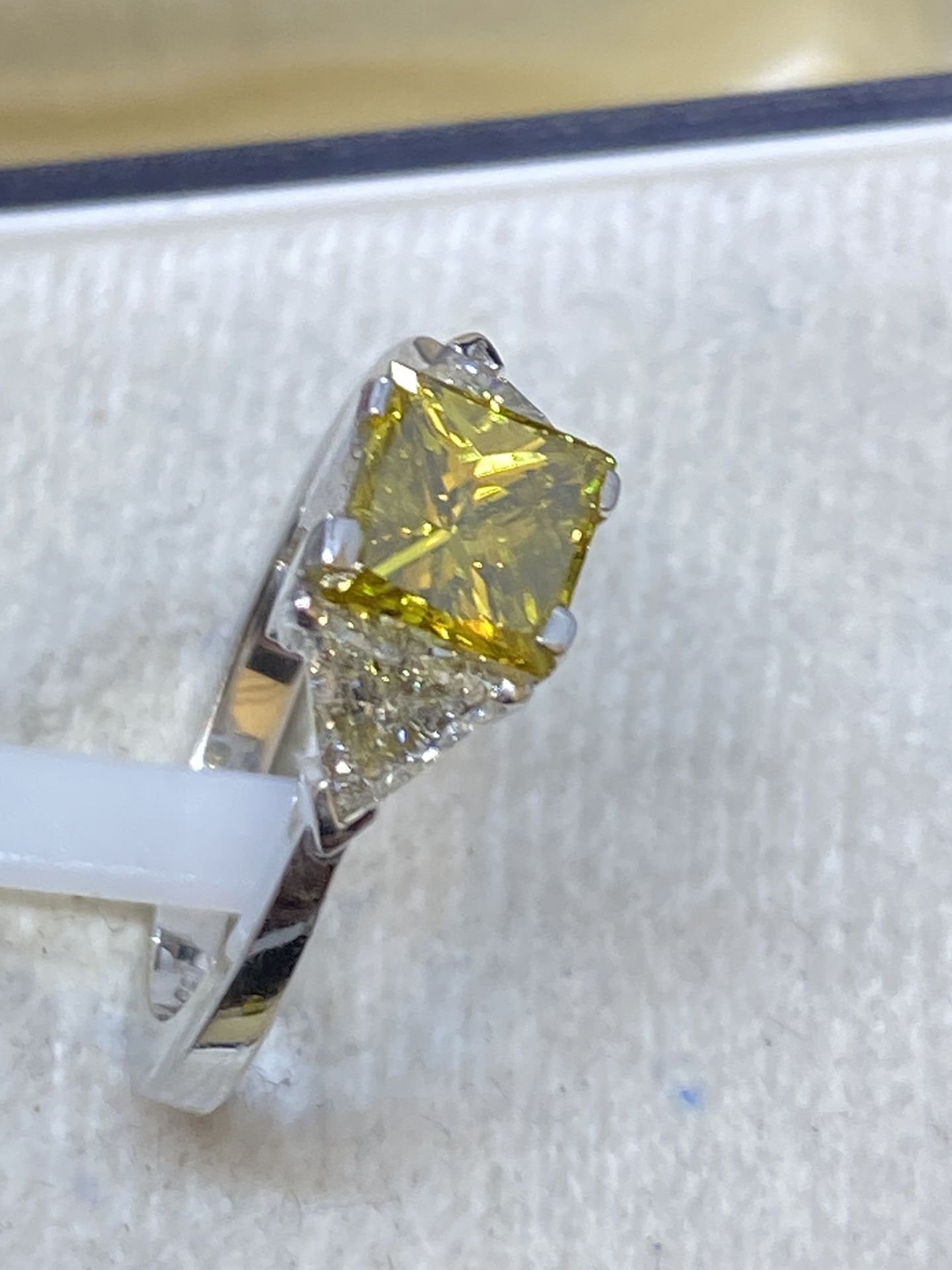 18ct GOLD YELLOW & WHITE DIAMOND RING 1.90ct TOTAL DIAMOND WEIGHT - Image 8 of 12