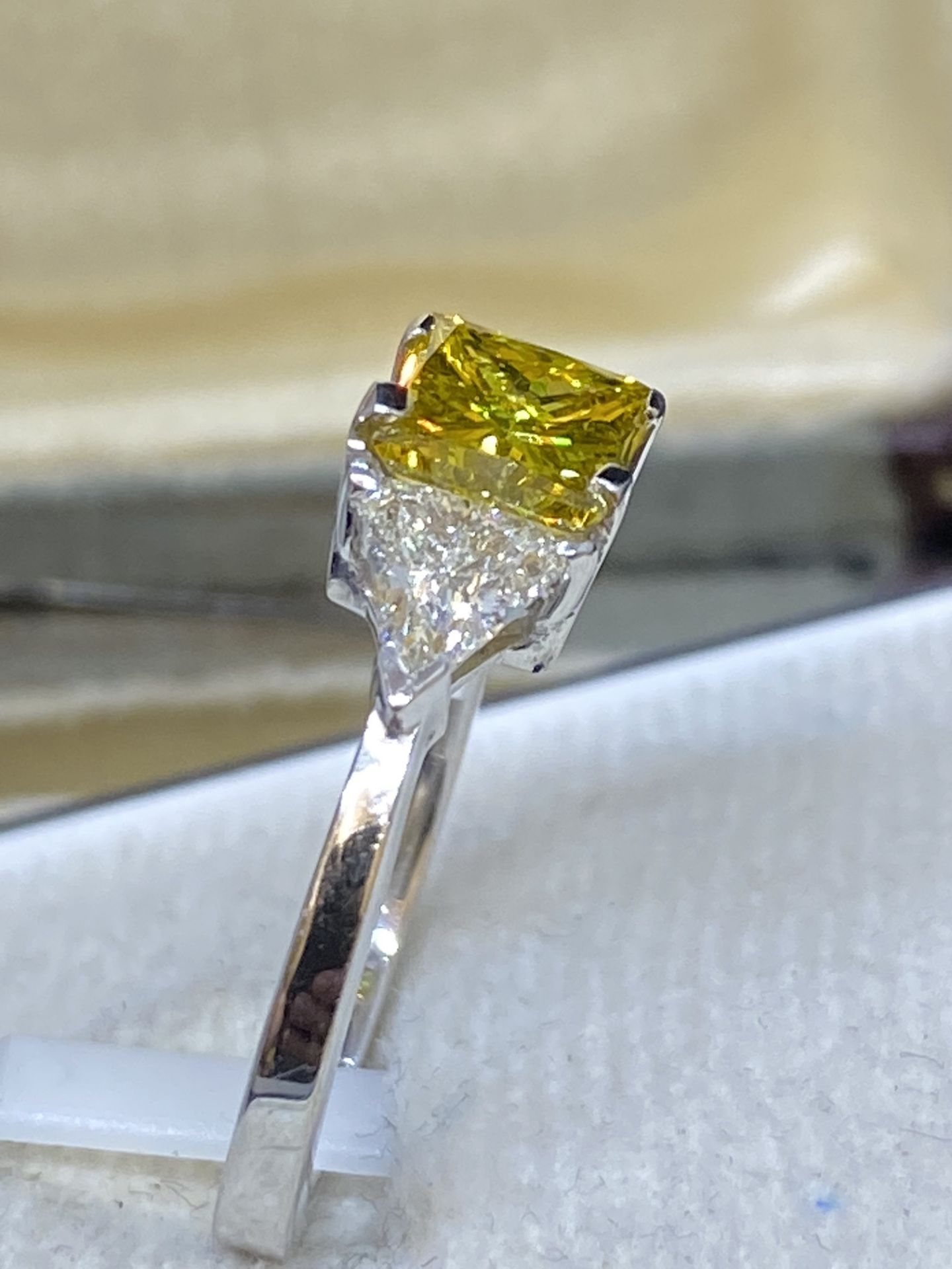 18ct GOLD YELLOW & WHITE DIAMOND RING 1.90ct TOTAL DIAMOND WEIGHT - Image 7 of 12