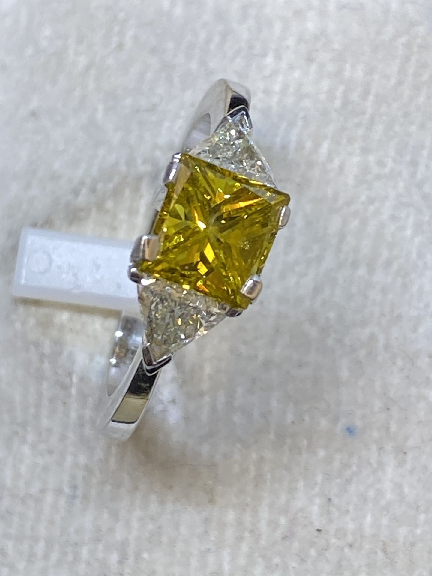 18ct GOLD YELLOW & WHITE DIAMOND RING 1.90ct TOTAL DIAMOND WEIGHT - Image 9 of 12