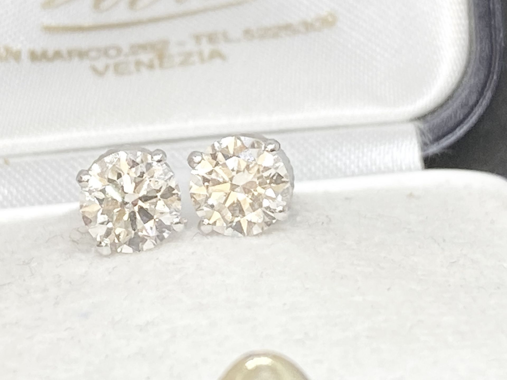 CERTIFICATED 2.14ct DIAMOND EARRINGS (1.07ct PER EARRING) H COLOUR & SI1 - Image 2 of 4