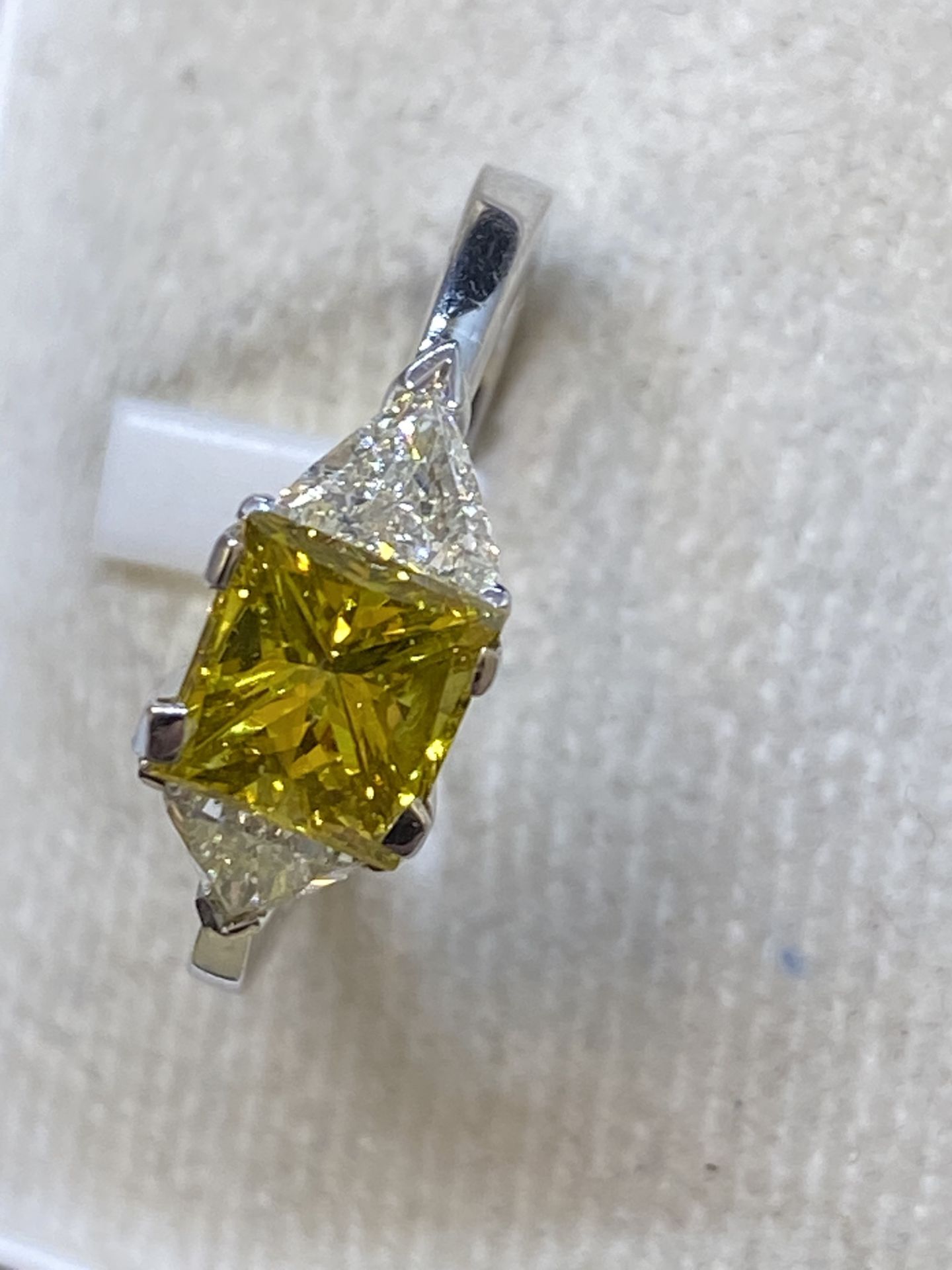 18ct GOLD YELLOW & WHITE DIAMOND RING 1.90ct TOTAL DIAMOND WEIGHT - Image 11 of 12