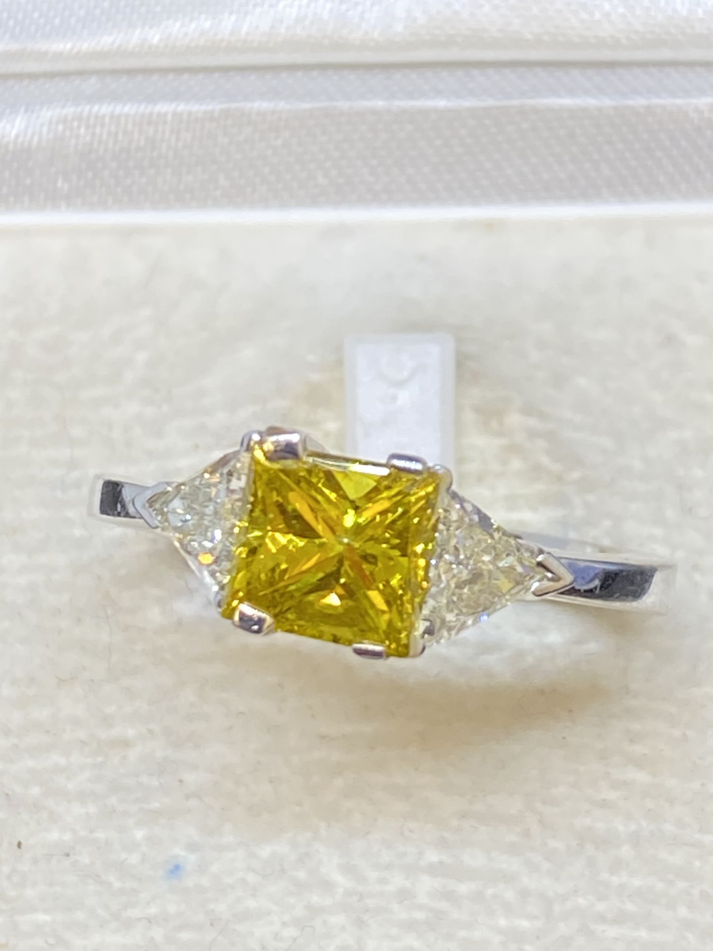 18ct GOLD YELLOW & WHITE DIAMOND RING 1.90ct TOTAL DIAMOND WEIGHT - Image 2 of 12