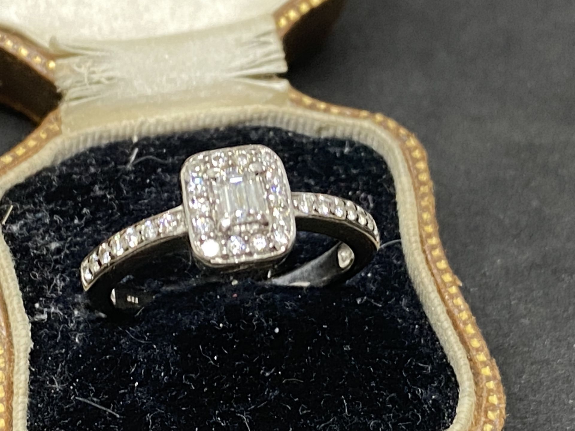 18ct GOLD 0.50ct DIAMOND CLUSTER RING - Image 3 of 4