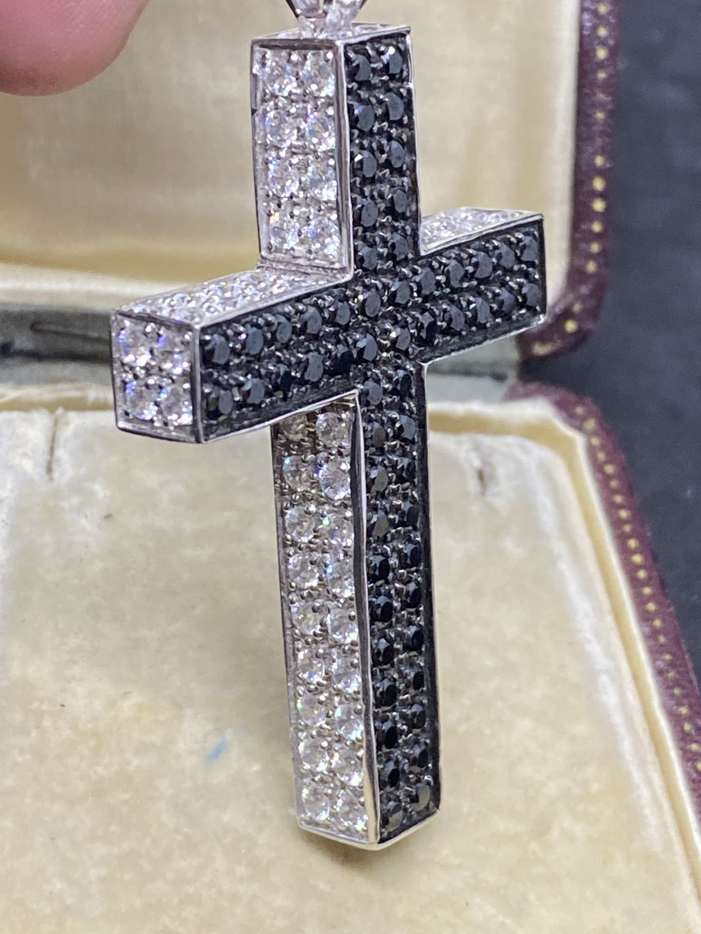 18ct GOLD 2.00ct BLACK & 3.00ct WHITE DIAMOND SET CROSS PENDANT