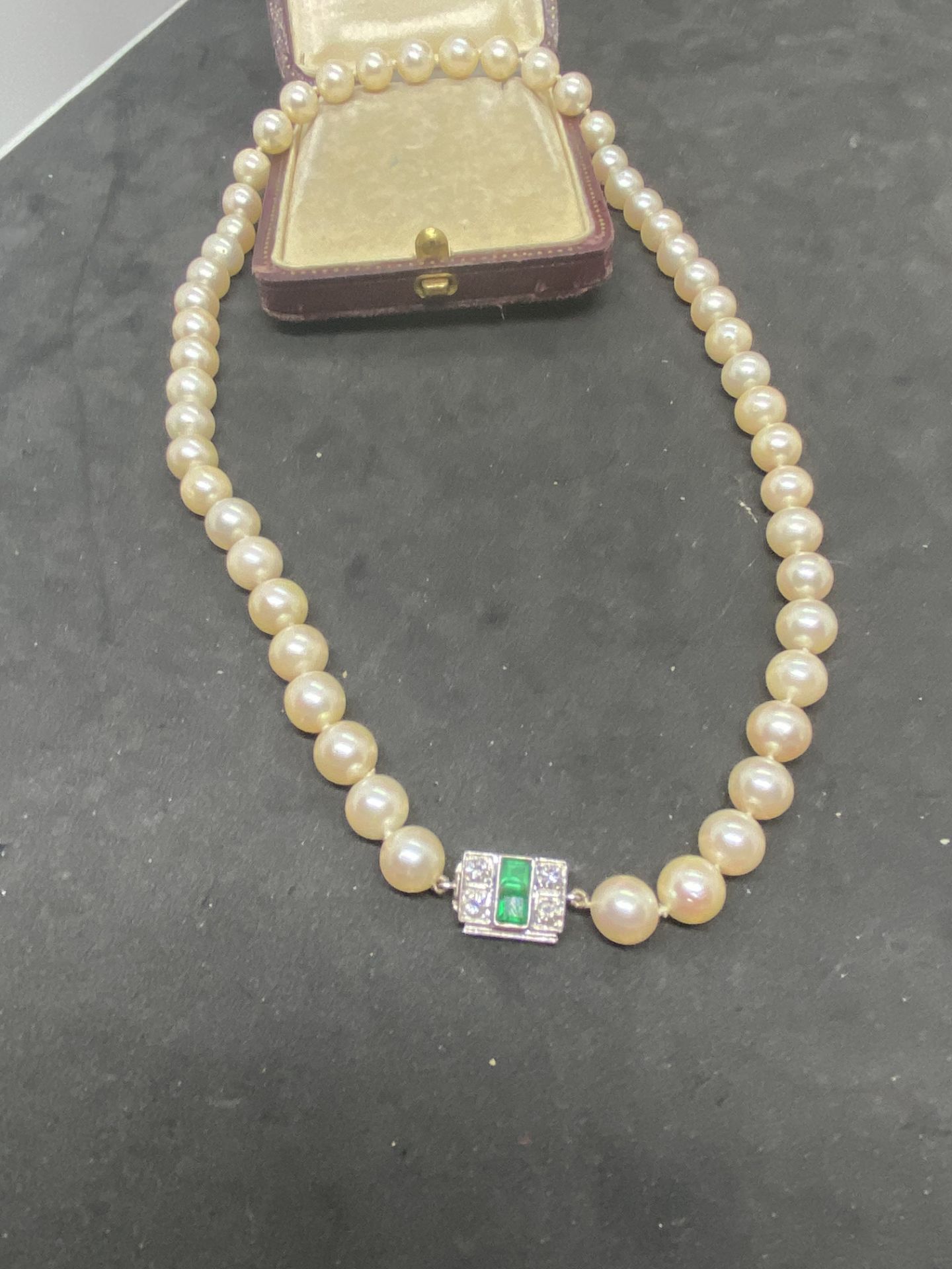 VINTAGE PEARL NECKLACE WITH WHITE METAL CLASP SET WITH EMERALDS & DIAMONDS (TESTED AS WHITE GOLD) - Image 4 of 8