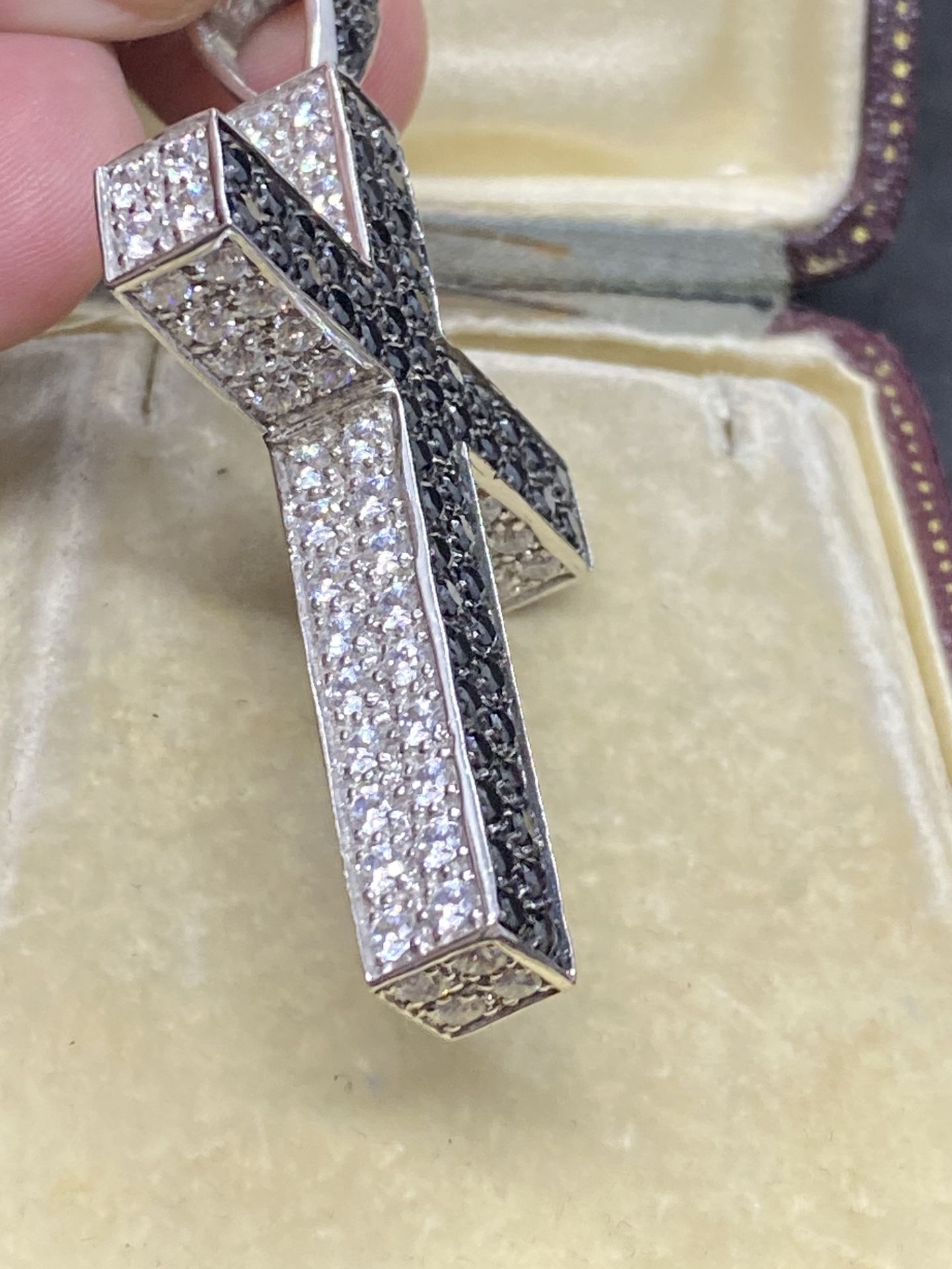 18ct GOLD 2.00ct BLACK & 3.00ct WHITE DIAMOND SET CROSS PENDANT - Image 4 of 6