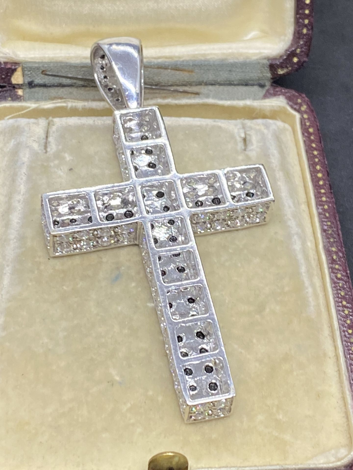 18ct GOLD 2.00ct BLACK & 3.00ct WHITE DIAMOND SET CROSS PENDANT - Image 6 of 6