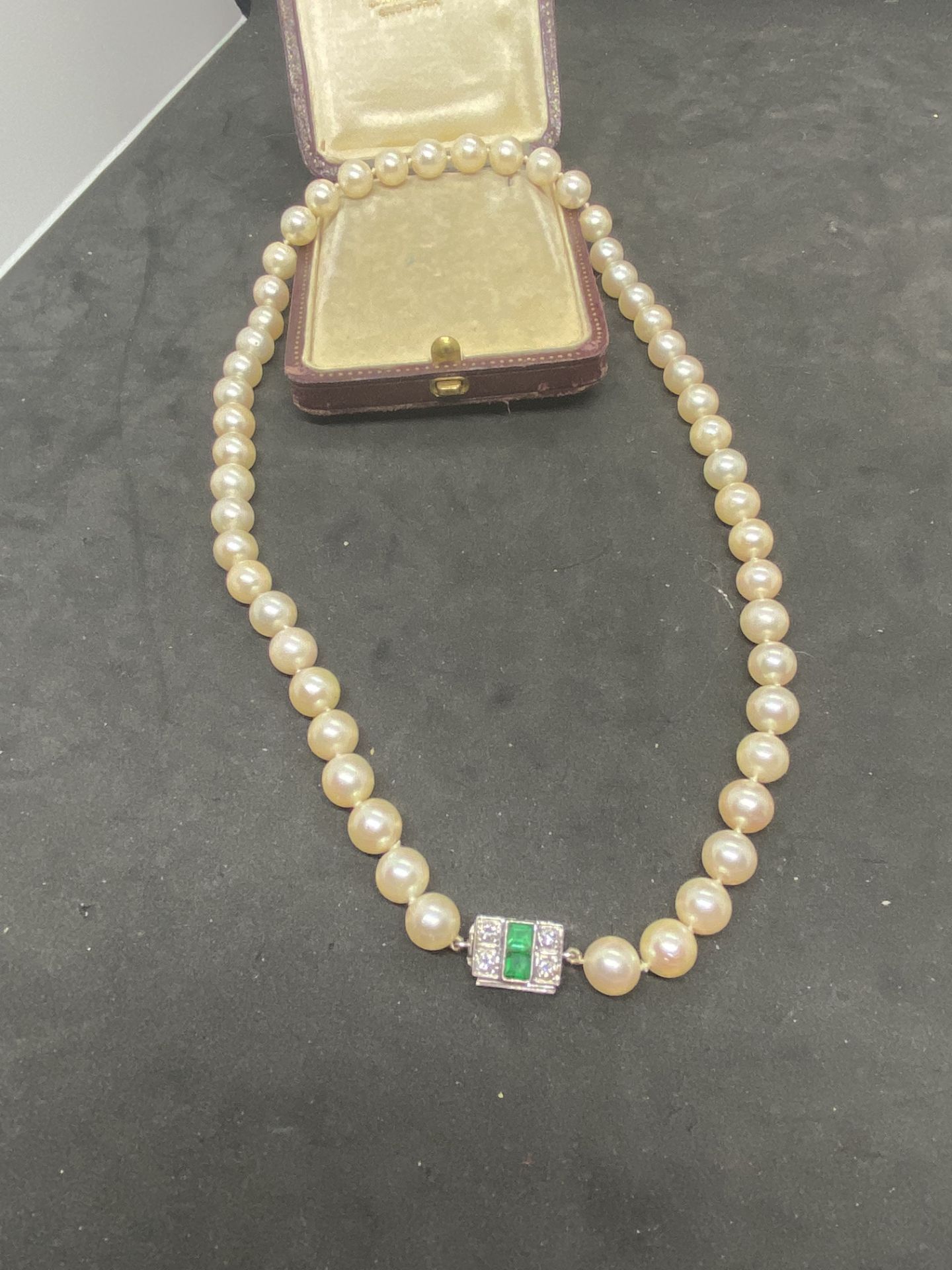 VINTAGE PEARL NECKLACE WITH WHITE METAL CLASP SET WITH EMERALDS & DIAMONDS (TESTED AS WHITE GOLD) - Image 2 of 8