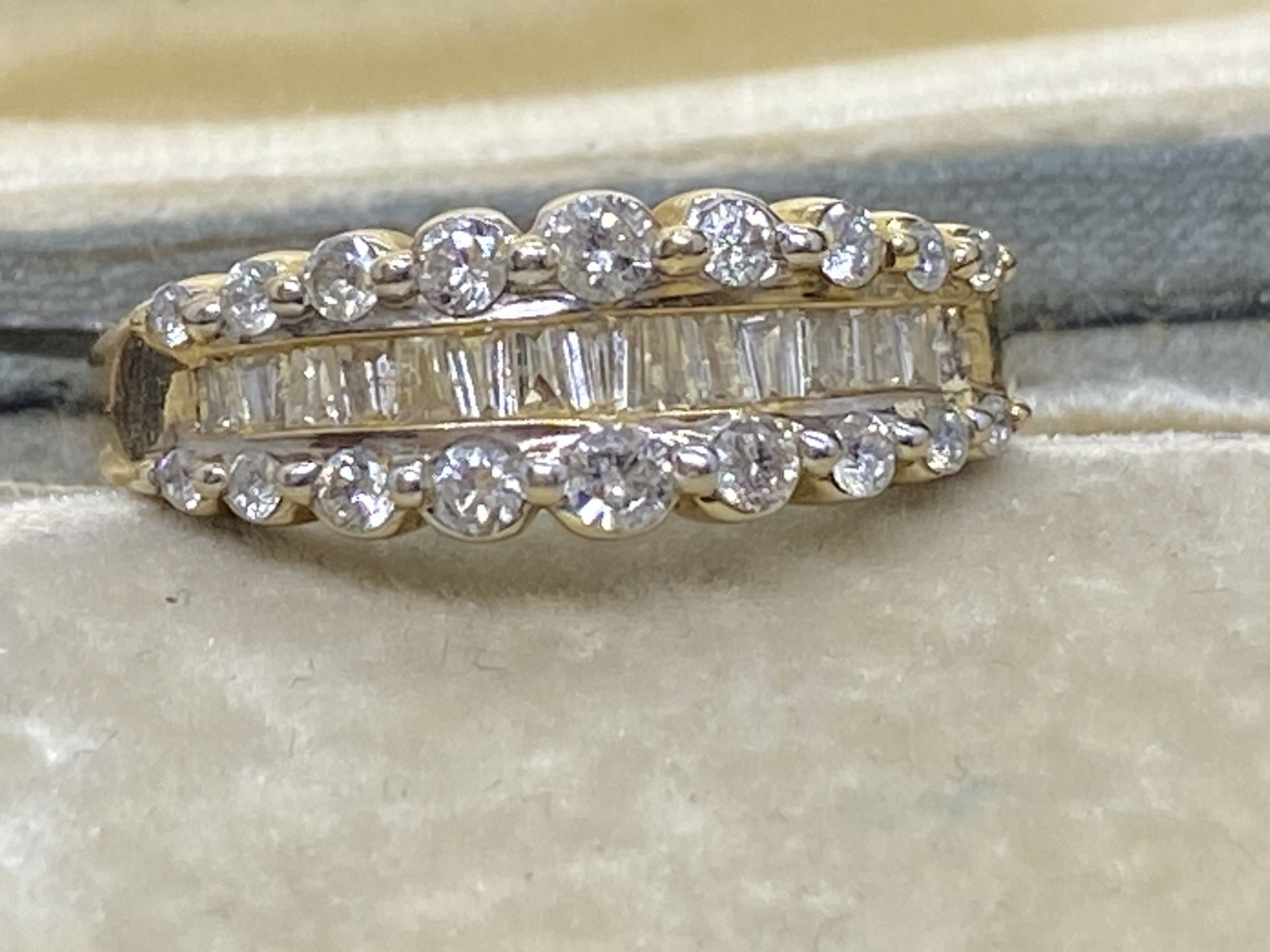 14ct GOLD 1.00ct ROUND & BAGUETTE DIAMONDS SET RING