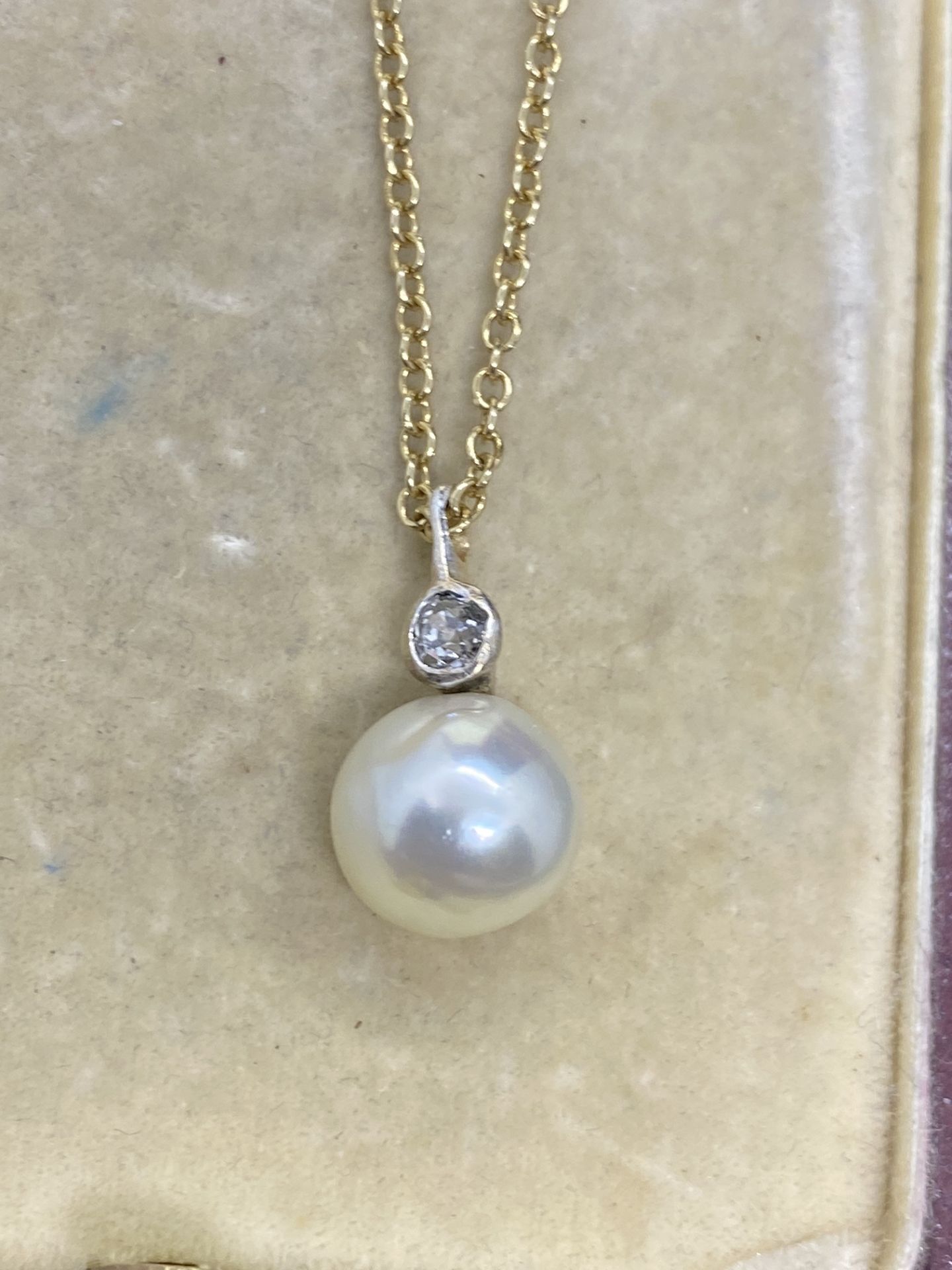 CULTURED PEARL & DIAMOND SET PENDANT WITH GOLD CHAIN - Image 2 of 4