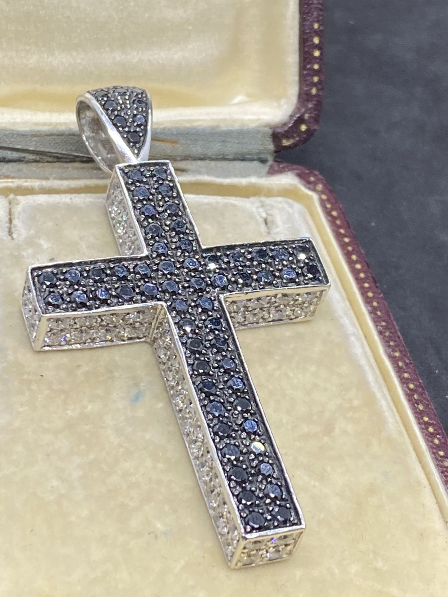 18ct GOLD 2.00ct BLACK & 3.00ct WHITE DIAMOND SET CROSS PENDANT - Image 2 of 6