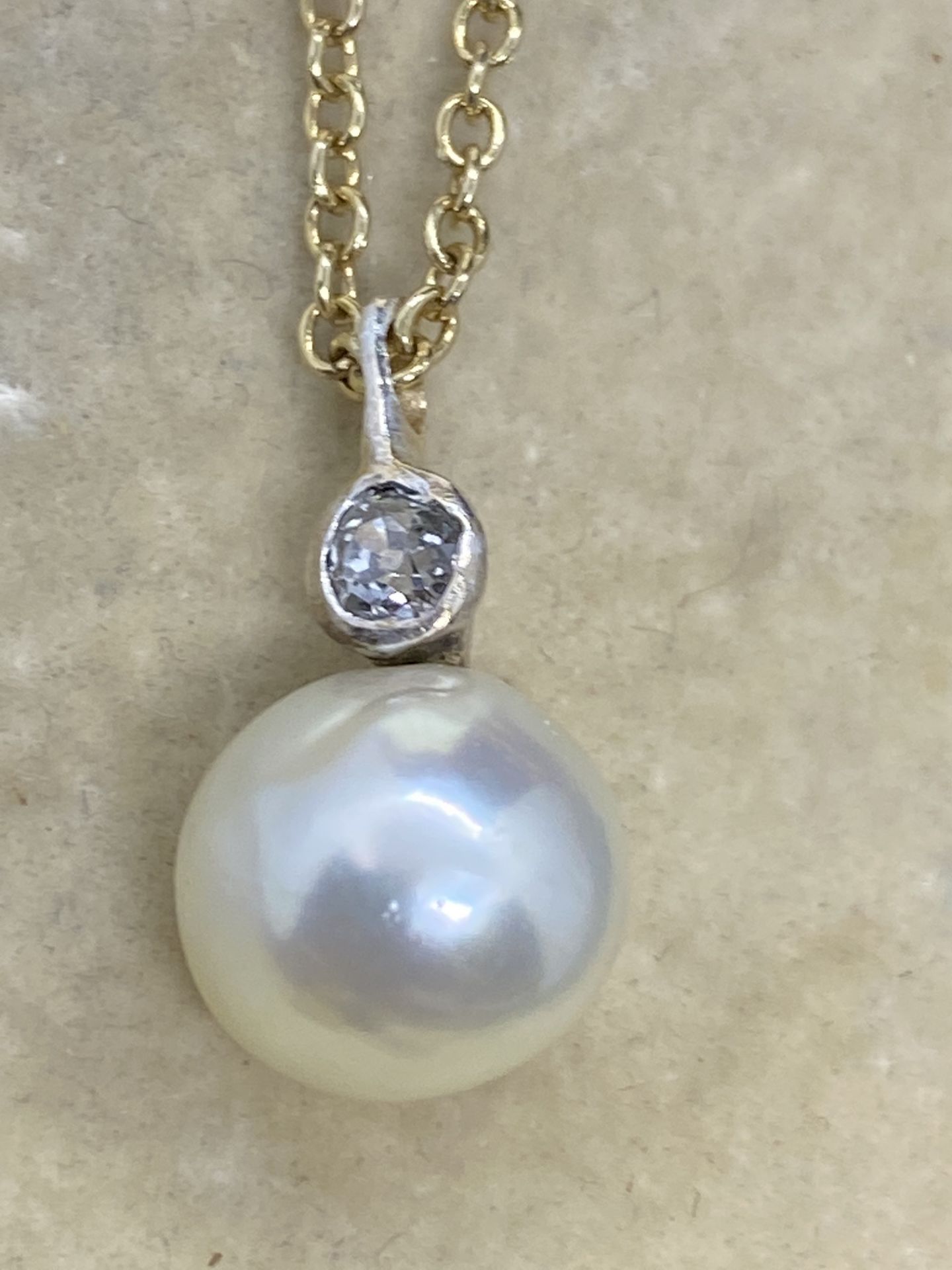 CULTURED PEARL & DIAMOND SET PENDANT WITH GOLD CHAIN - Image 3 of 4