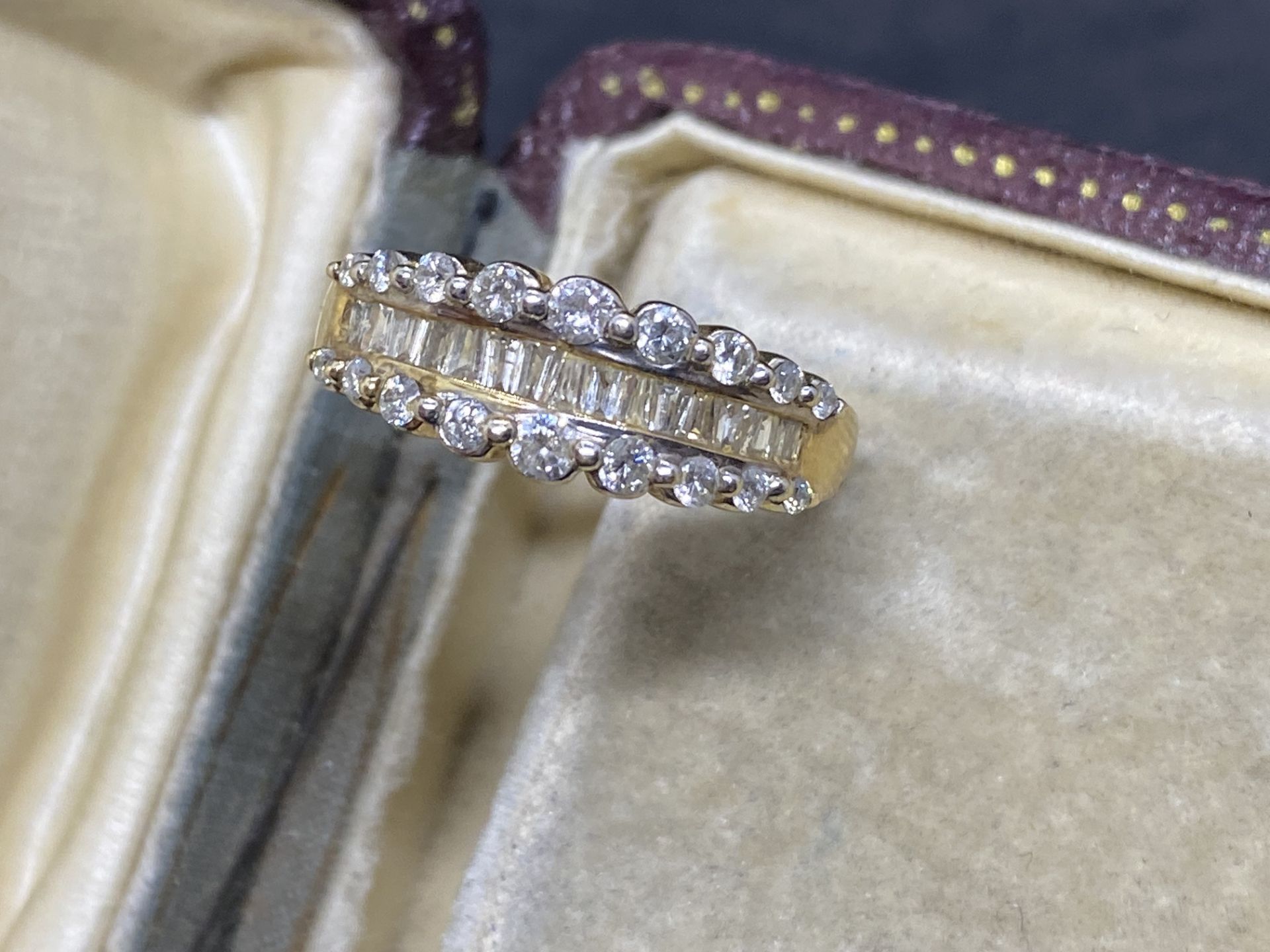 14ct GOLD 1.00ct ROUND & BAGUETTE DIAMONDS SET RING - Image 6 of 7