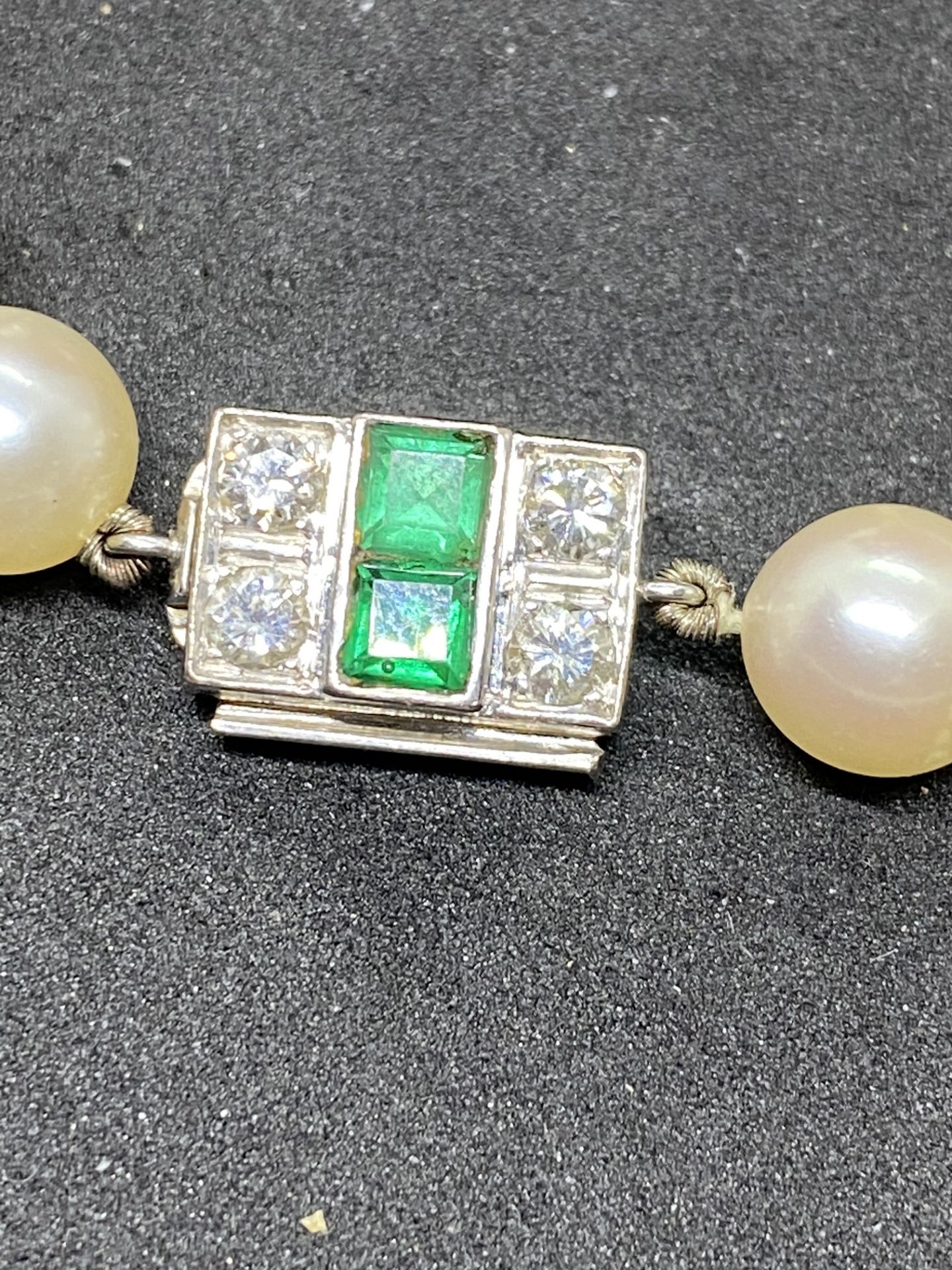 VINTAGE PEARL NECKLACE WITH WHITE METAL CLASP SET WITH EMERALDS & DIAMONDS (TESTED AS WHITE GOLD) - Image 3 of 8