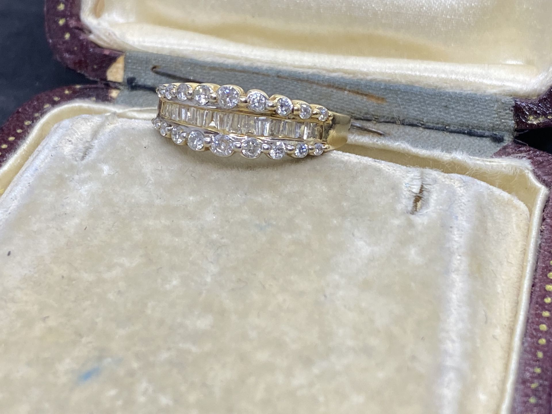 14ct GOLD 1.00ct ROUND & BAGUETTE DIAMONDS SET RING - Image 4 of 7