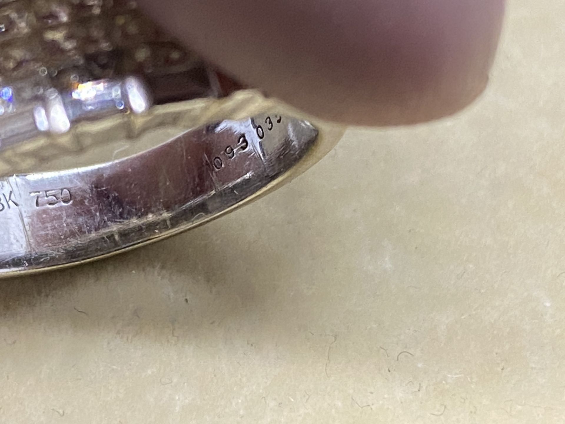 18ct WHITE GOLD 0.93ct PRINCESS CUT & 0.35ct BAGUETTE CUT DIAMOND RING - Image 5 of 6
