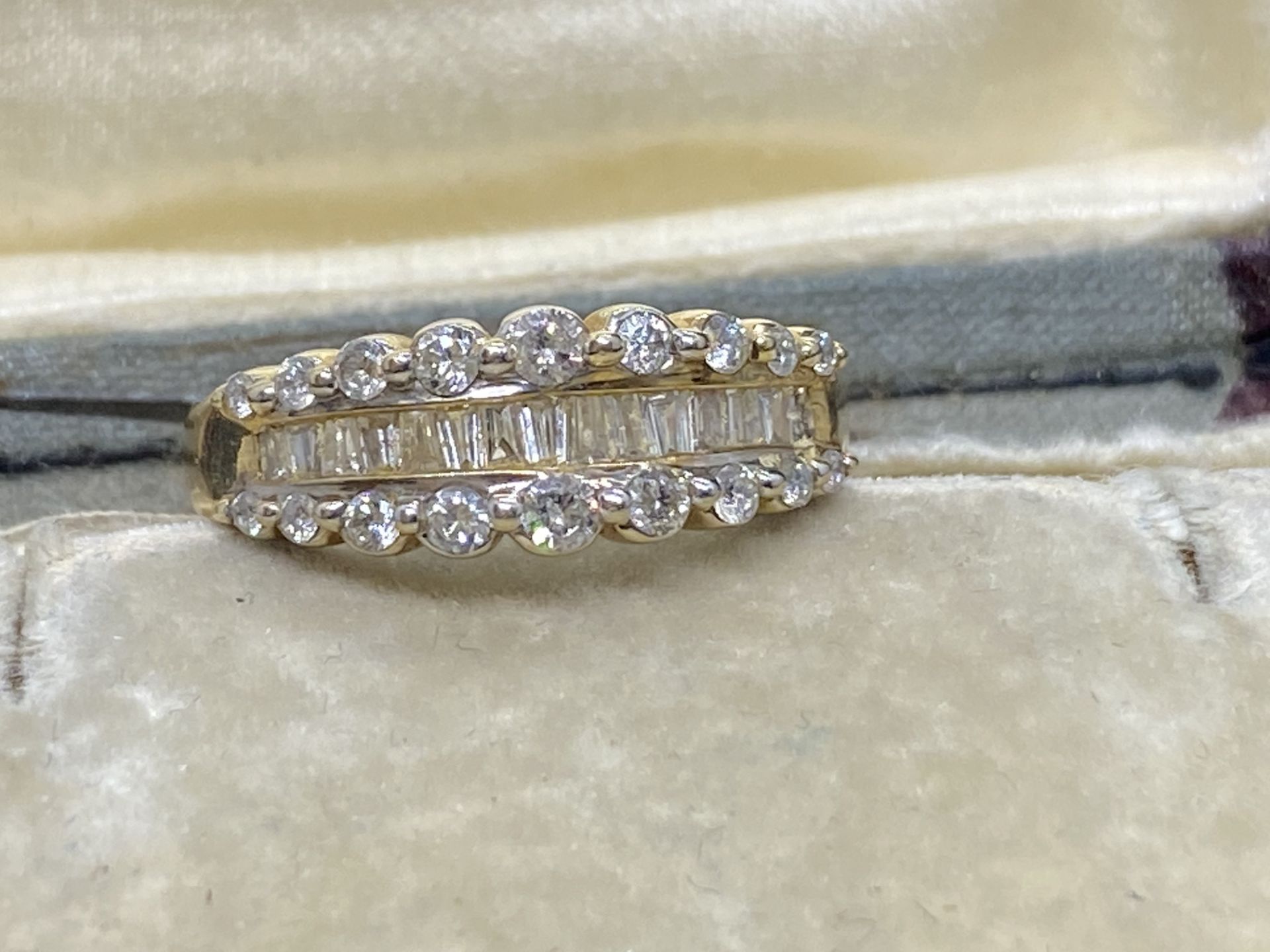 14ct GOLD 1.00ct ROUND & BAGUETTE DIAMONDS SET RING - Image 2 of 7