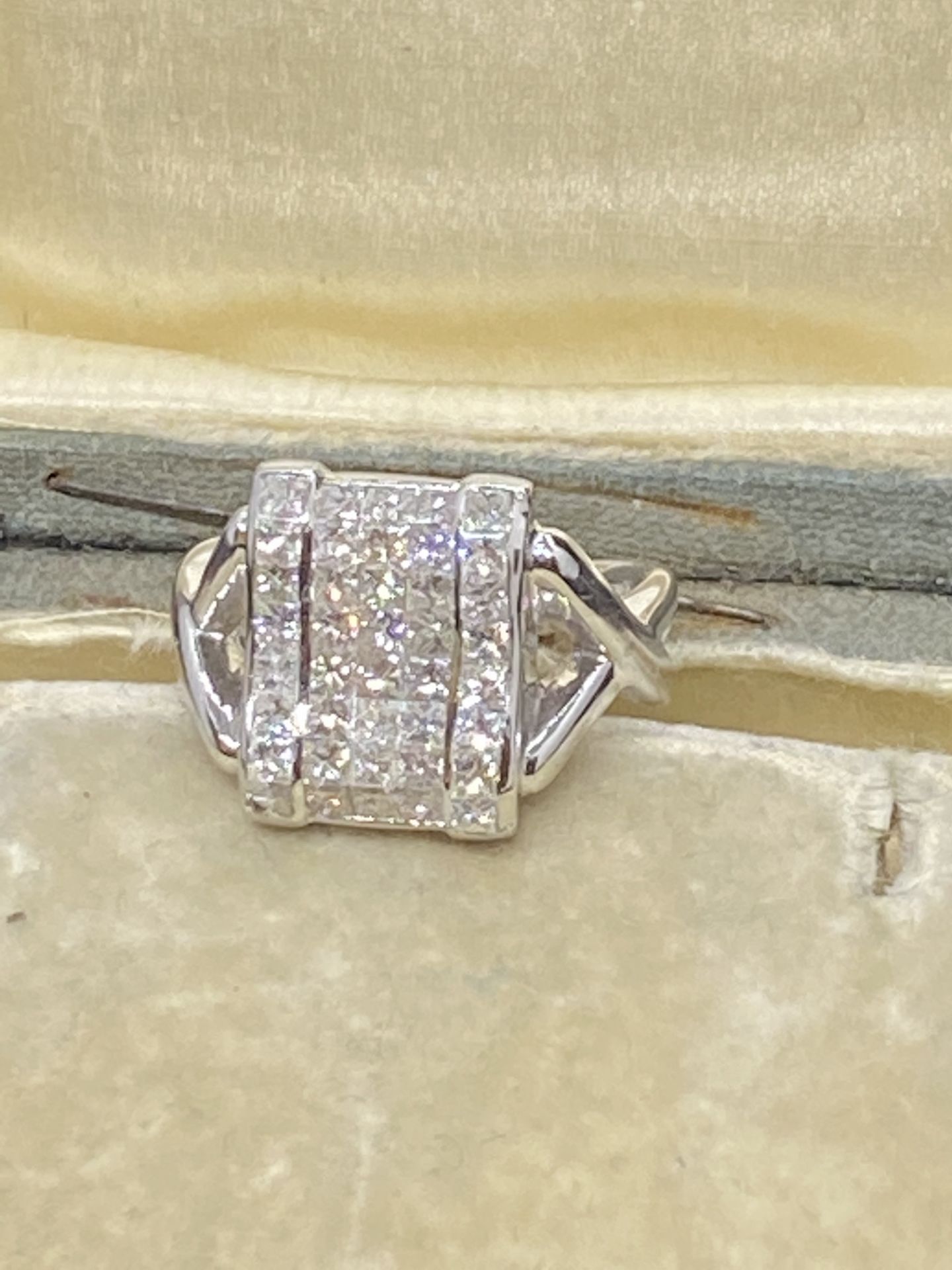 18ct WHITE GOLD 1.00ct PRINCESS CUT DIAMOND SET RING - Image 3 of 6