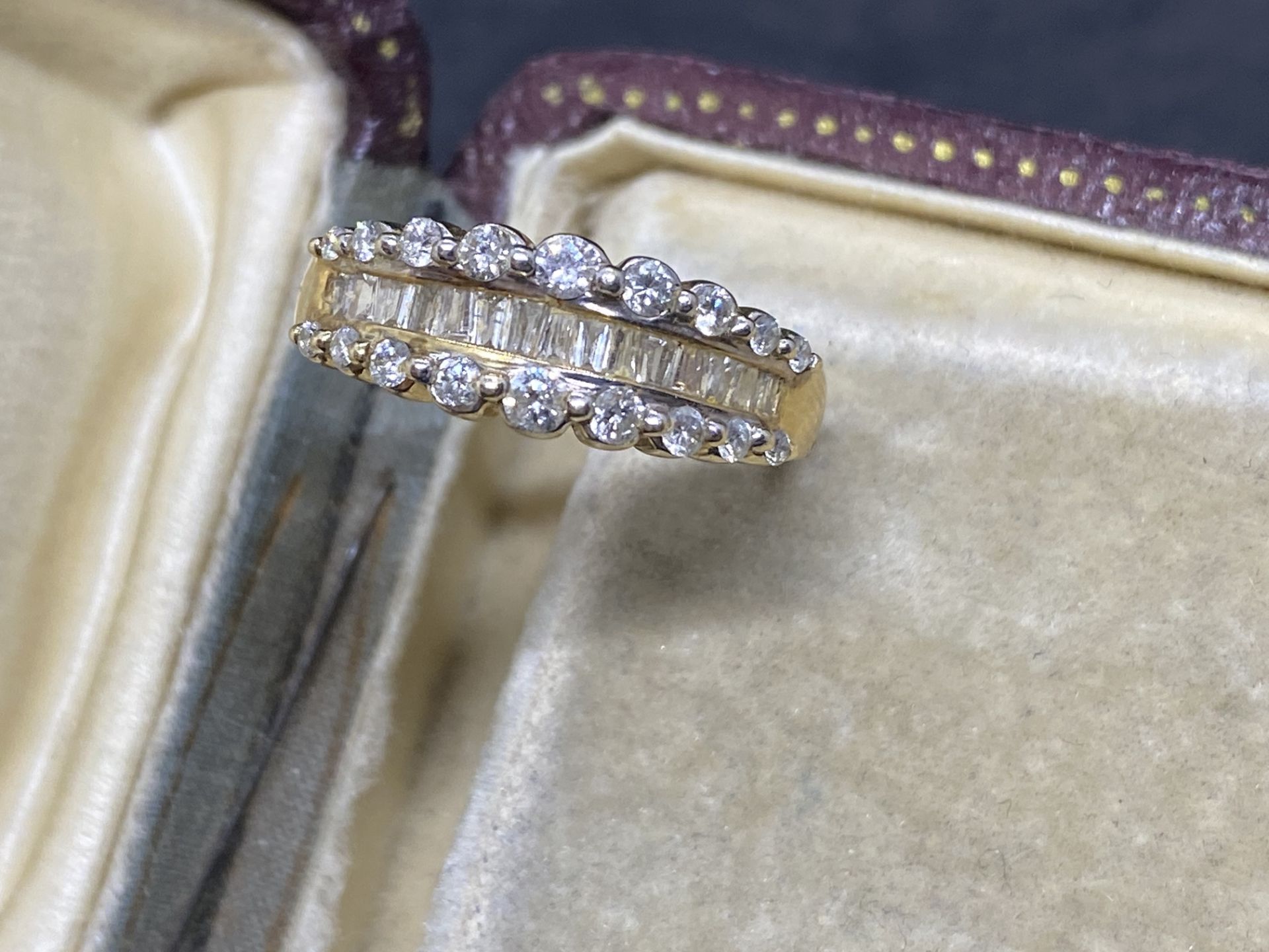 14ct GOLD 1.00ct ROUND & BAGUETTE DIAMONDS SET RING - Image 5 of 7