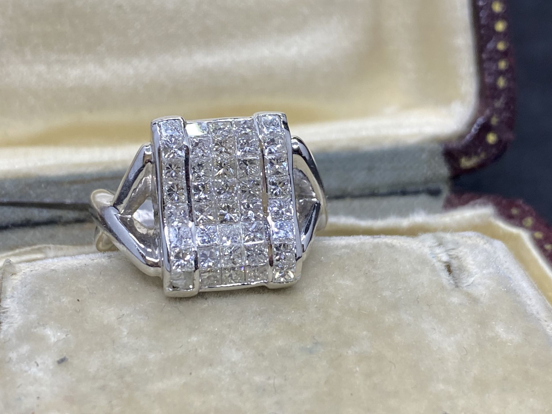 18ct WHITE GOLD 1.00ct PRINCESS CUT DIAMOND SET RING - Image 4 of 6