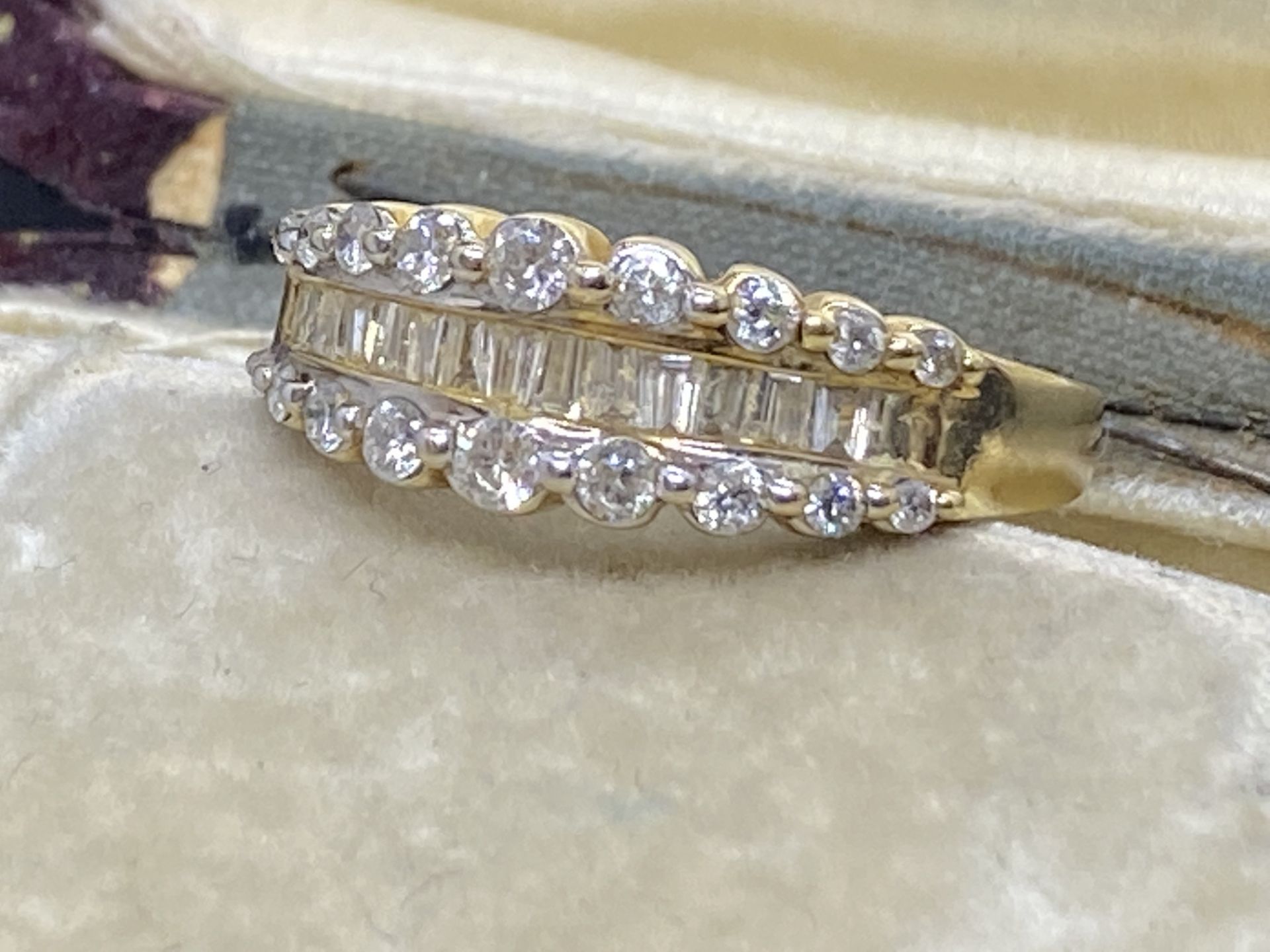 14ct GOLD 1.00ct ROUND & BAGUETTE DIAMONDS SET RING - Image 3 of 7