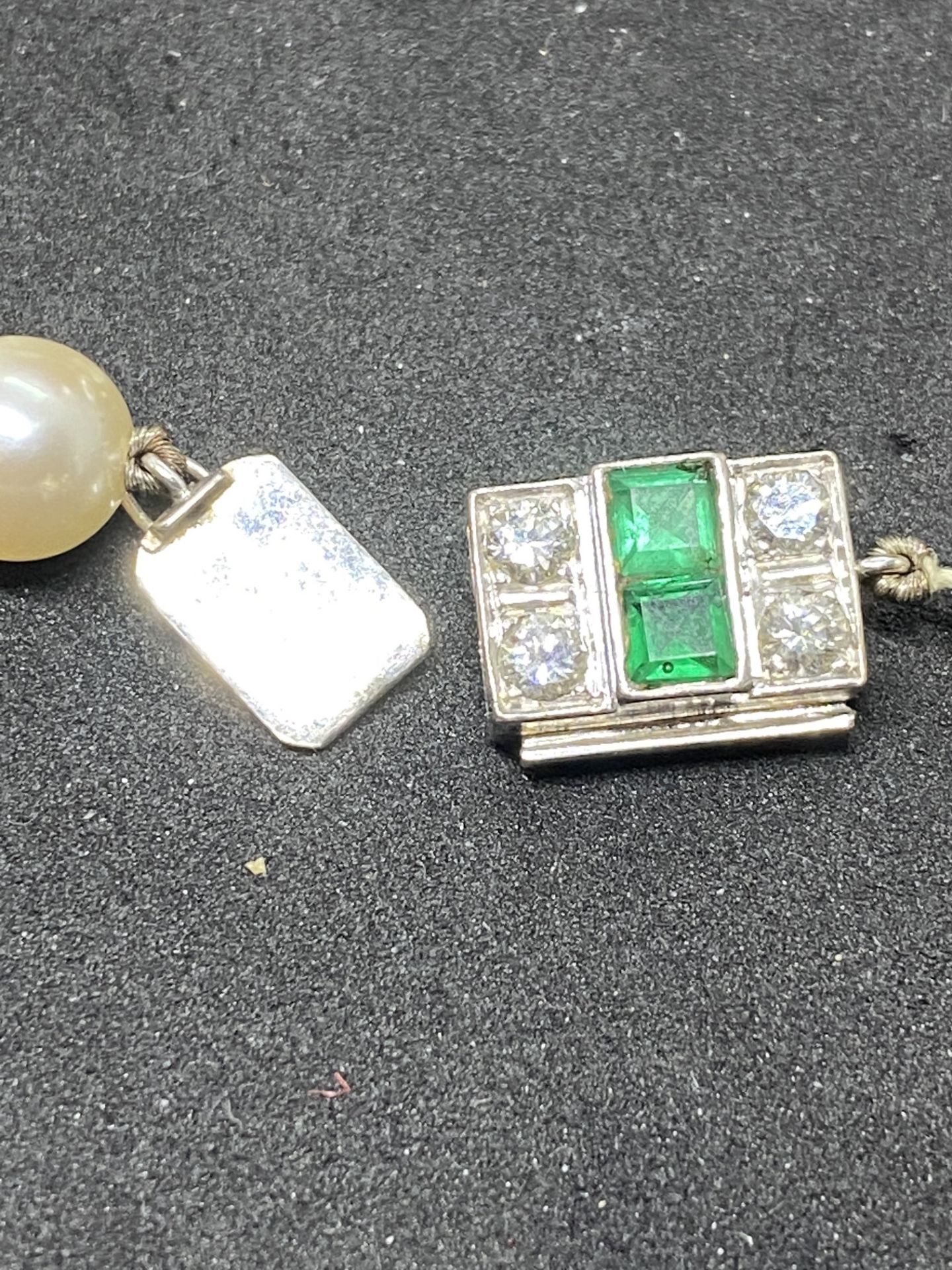 VINTAGE PEARL NECKLACE WITH WHITE METAL CLASP SET WITH EMERALDS & DIAMONDS (TESTED AS WHITE GOLD) - Image 8 of 8