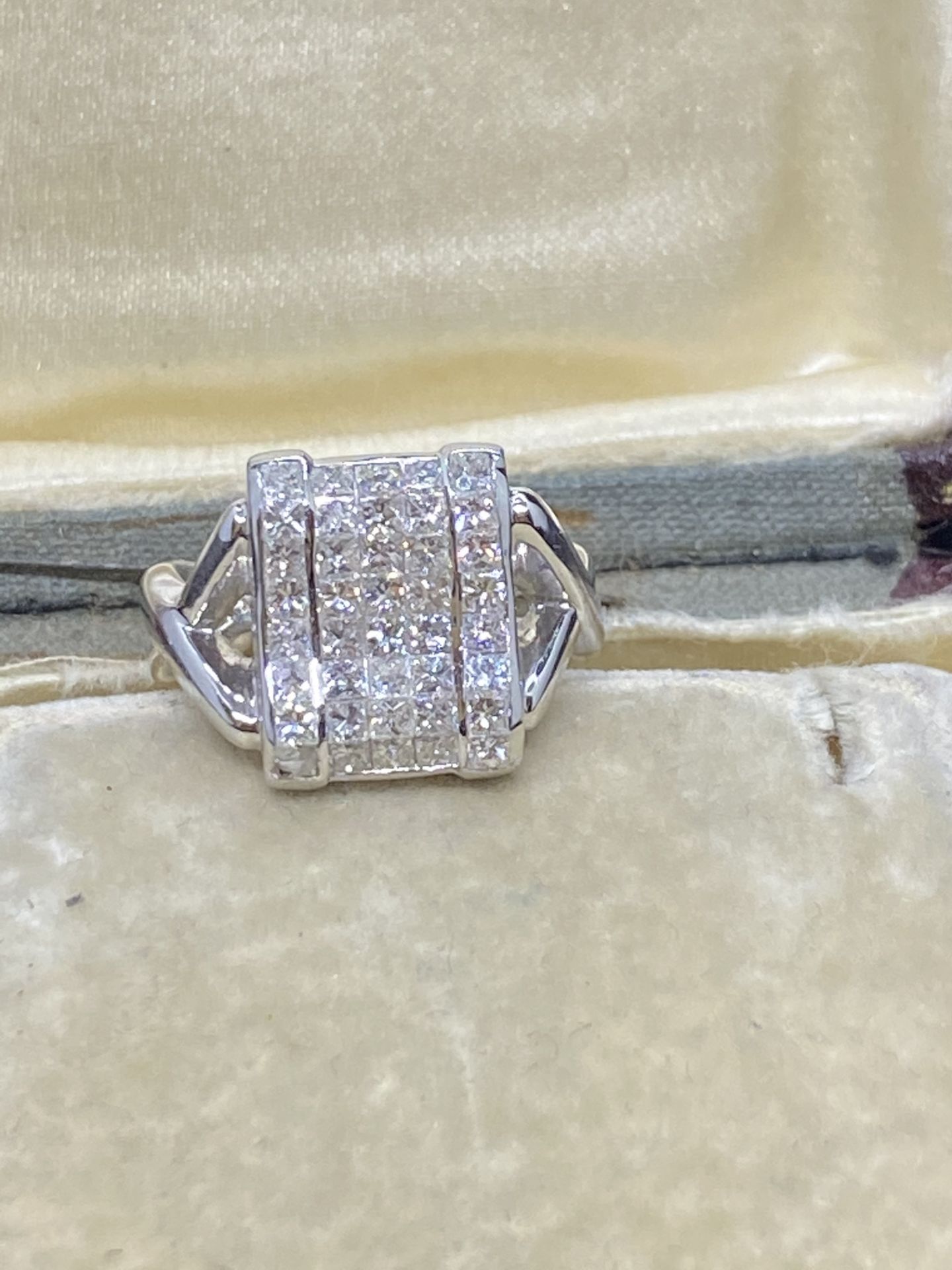 18ct WHITE GOLD 1.00ct PRINCESS CUT DIAMOND SET RING - Image 2 of 6