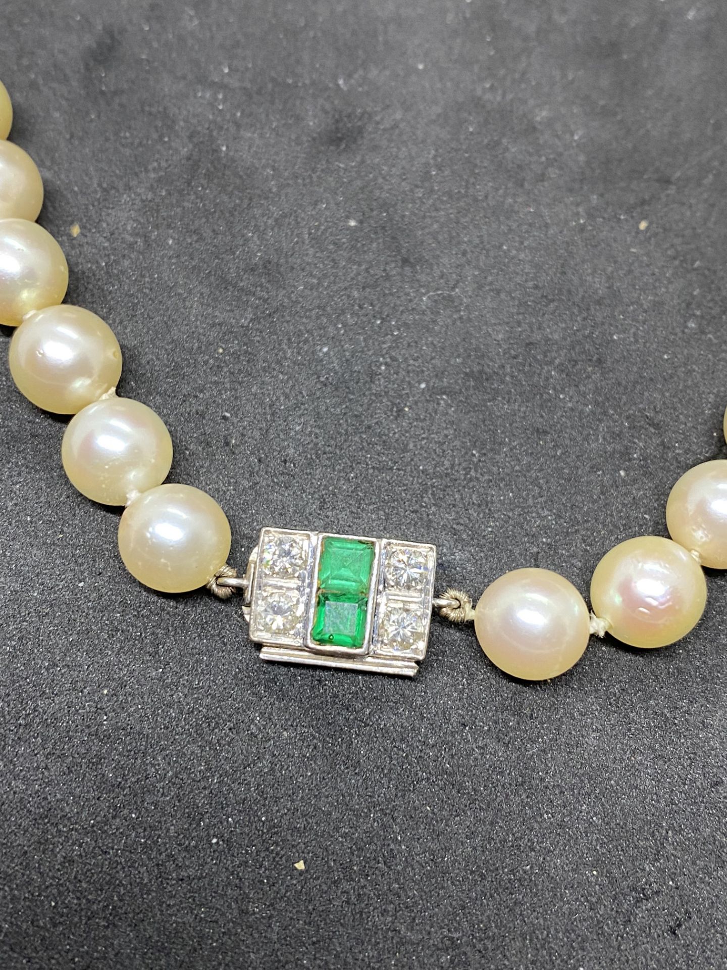 VINTAGE PEARL NECKLACE WITH WHITE METAL CLASP SET WITH EMERALDS & DIAMONDS (TESTED AS WHITE GOLD)