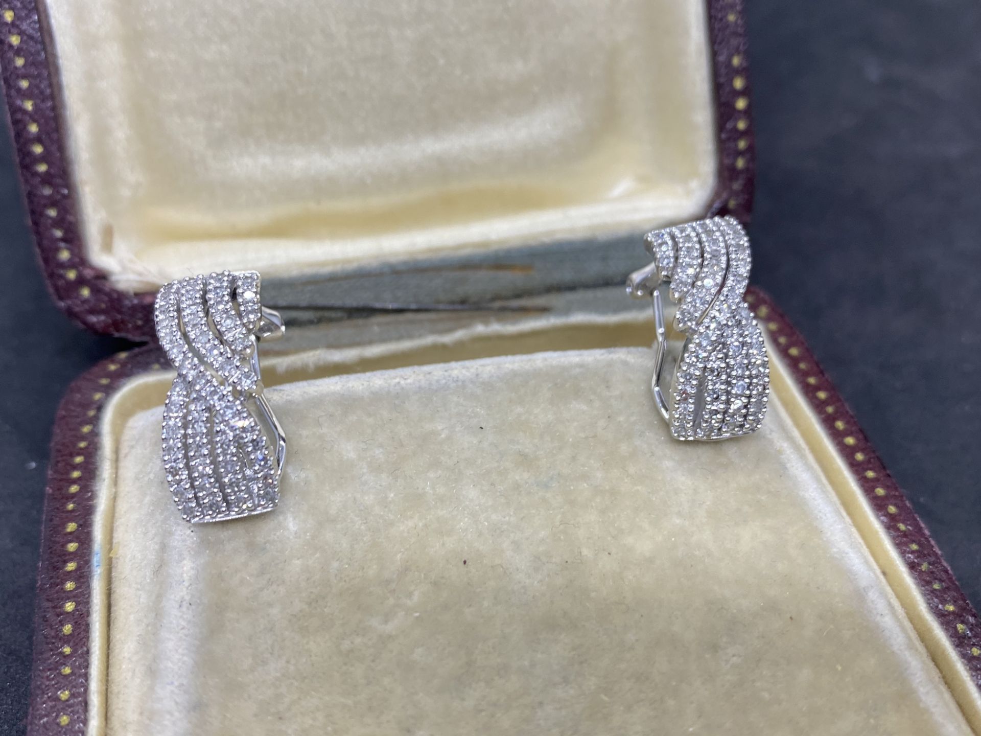 9ct WHITE GOLD 1.00ct DIAMOND EARRINGS - Image 2 of 6