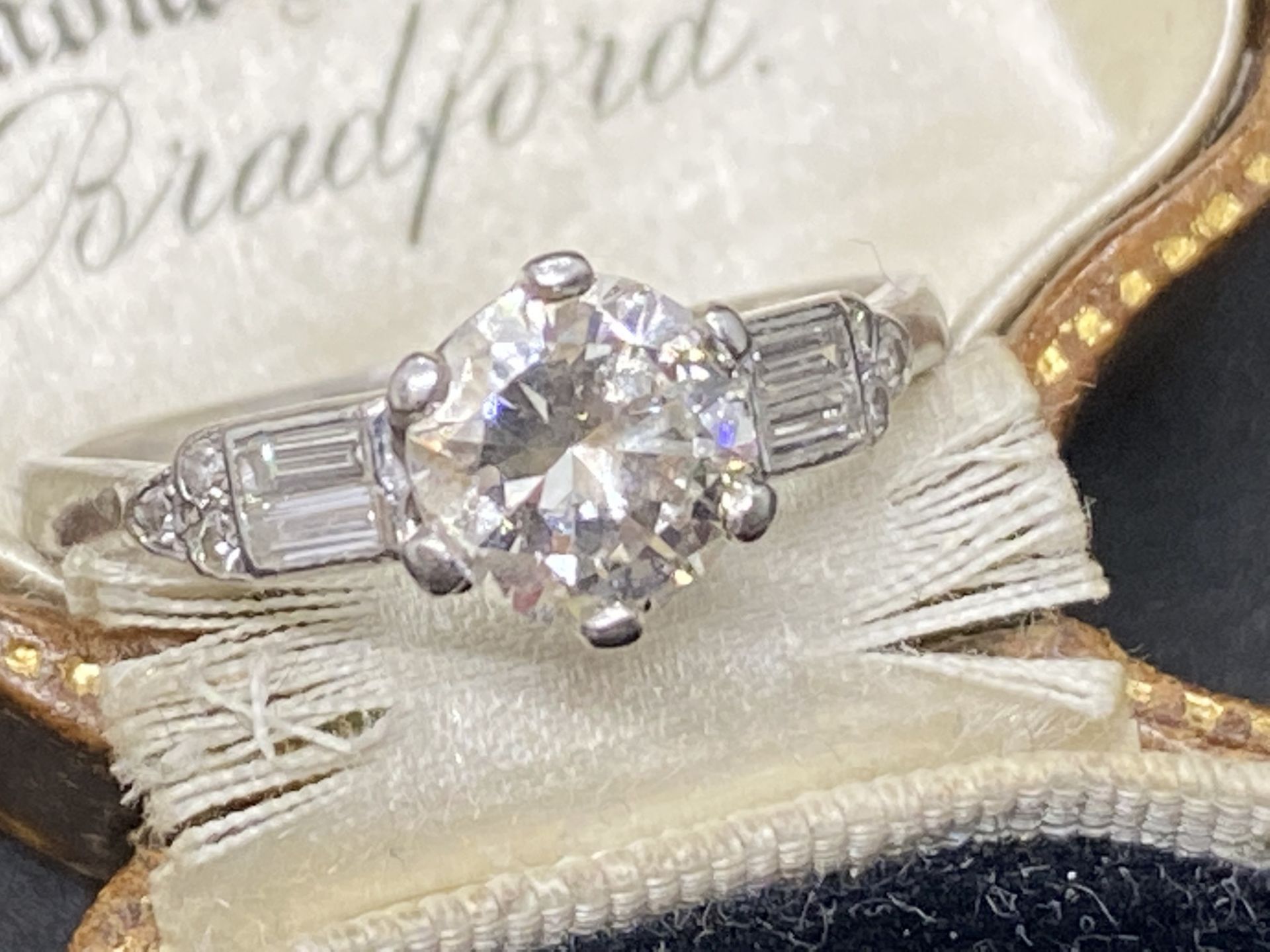 VINTAGE PLATINUM DIAMOND SOLITAIRE WITH DIAMOND BAGUETTE SHOULDERS 1.40ct TOTAL DIAMOND WEIGHT - Image 2 of 5