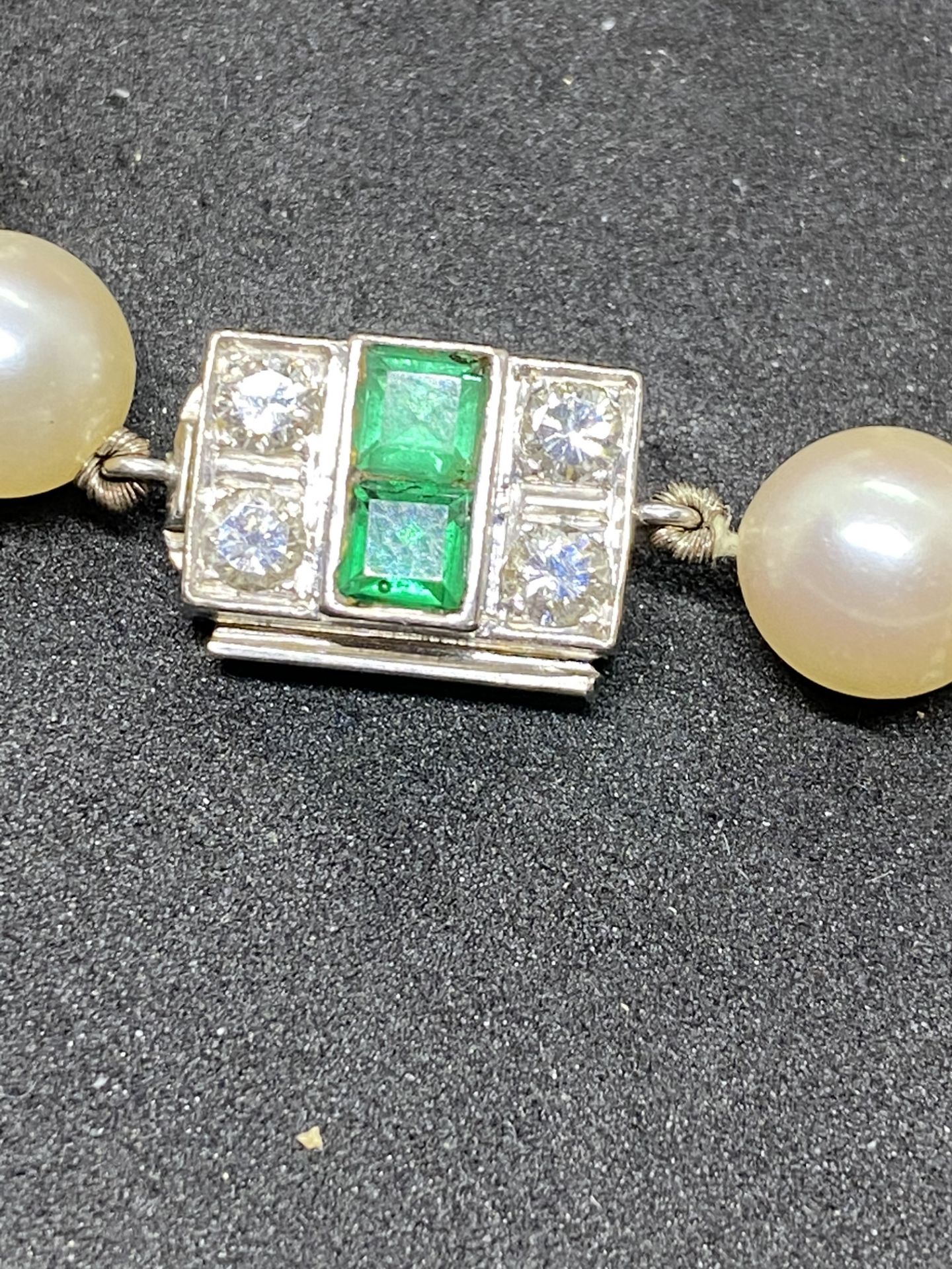 VINTAGE CULTURED PEARL NECKLACE - WHITE METAL CLASP SET WITH EMERALDS & DIAMONDS (TESTED WHITE GOLD) - Image 5 of 8