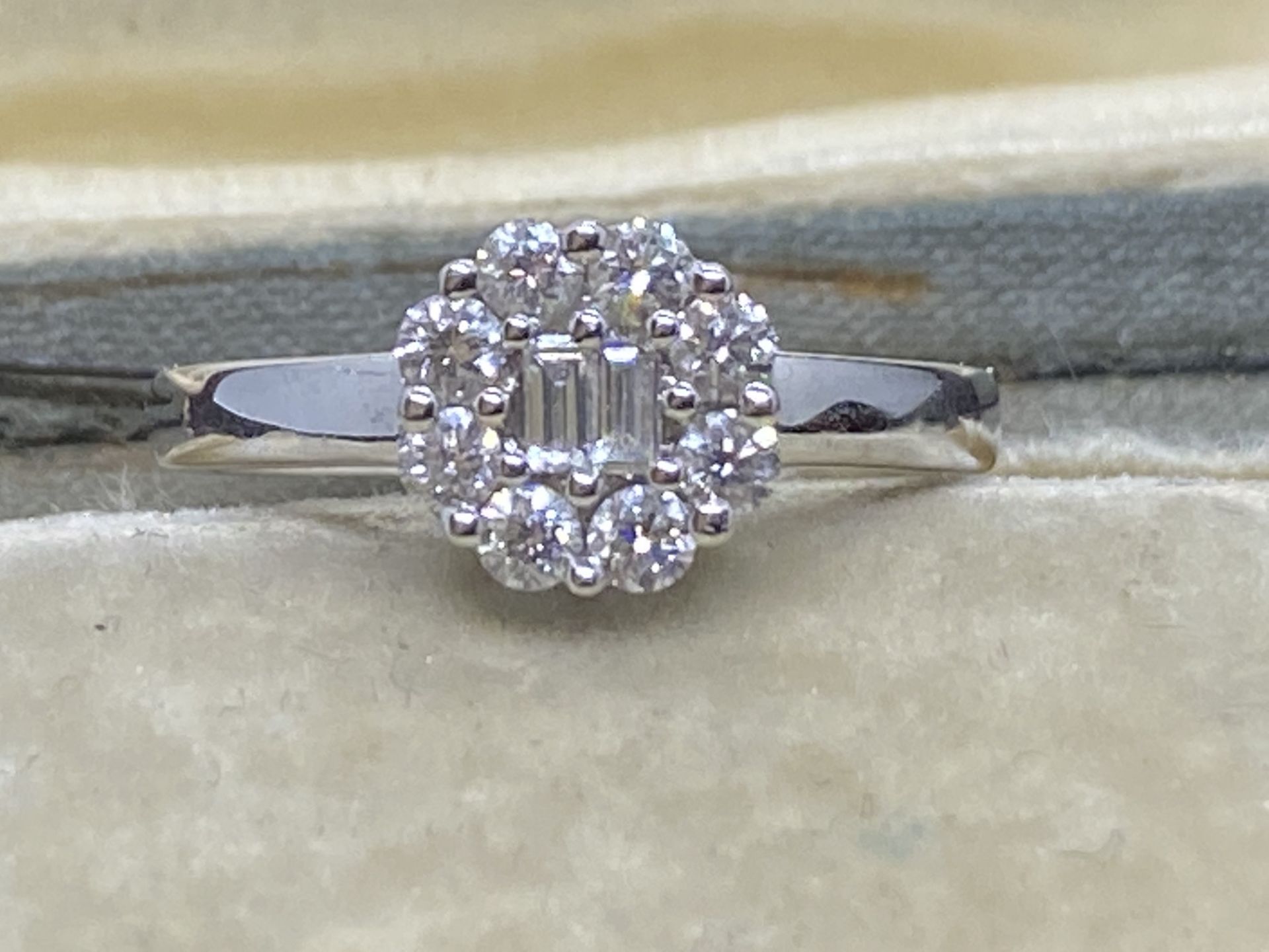 18ct GOLD 0.50ct DIAMOND CLUSTER RING - Image 2 of 4