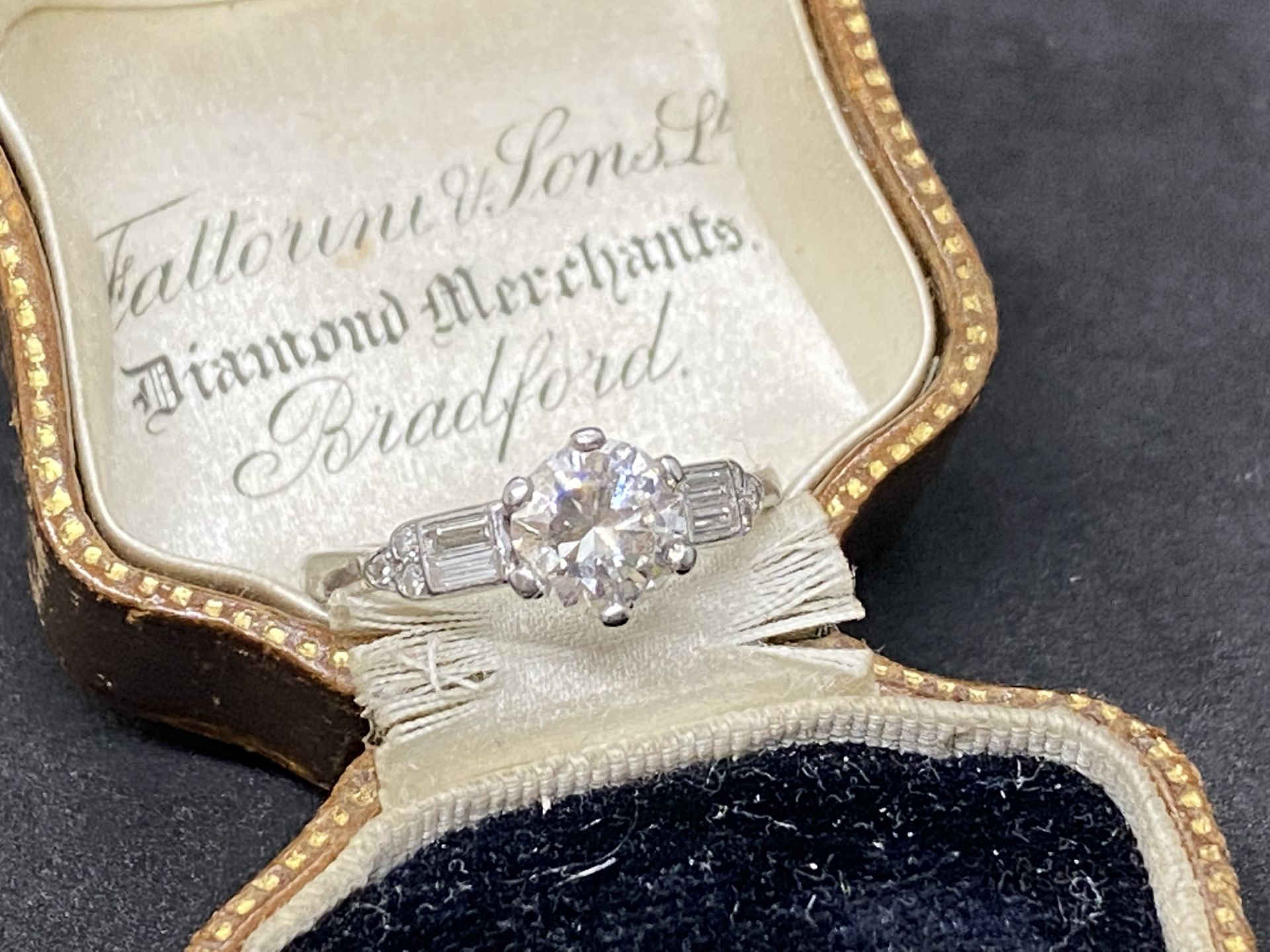 VINTAGE PLATINUM DIAMOND SOLITAIRE WITH DIAMOND BAGUETTE SHOULDERS 1.40ct TOTAL DIAMOND WEIGHT - Image 3 of 5
