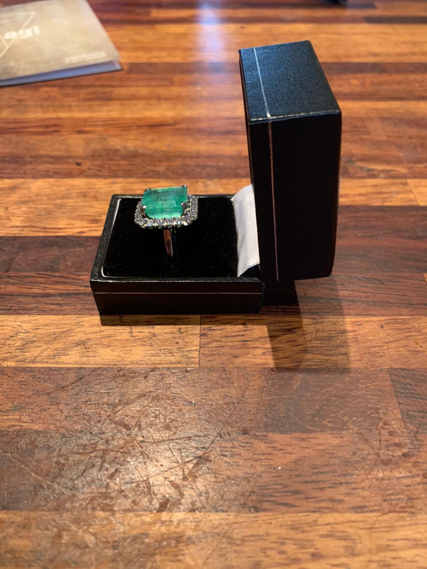 IMPRESSIVE 11.30ct EMERALD & 1.14ct E/F-SI DIAMOND PLATINUM RING WITH AGI VALUATION - Image 7 of 8