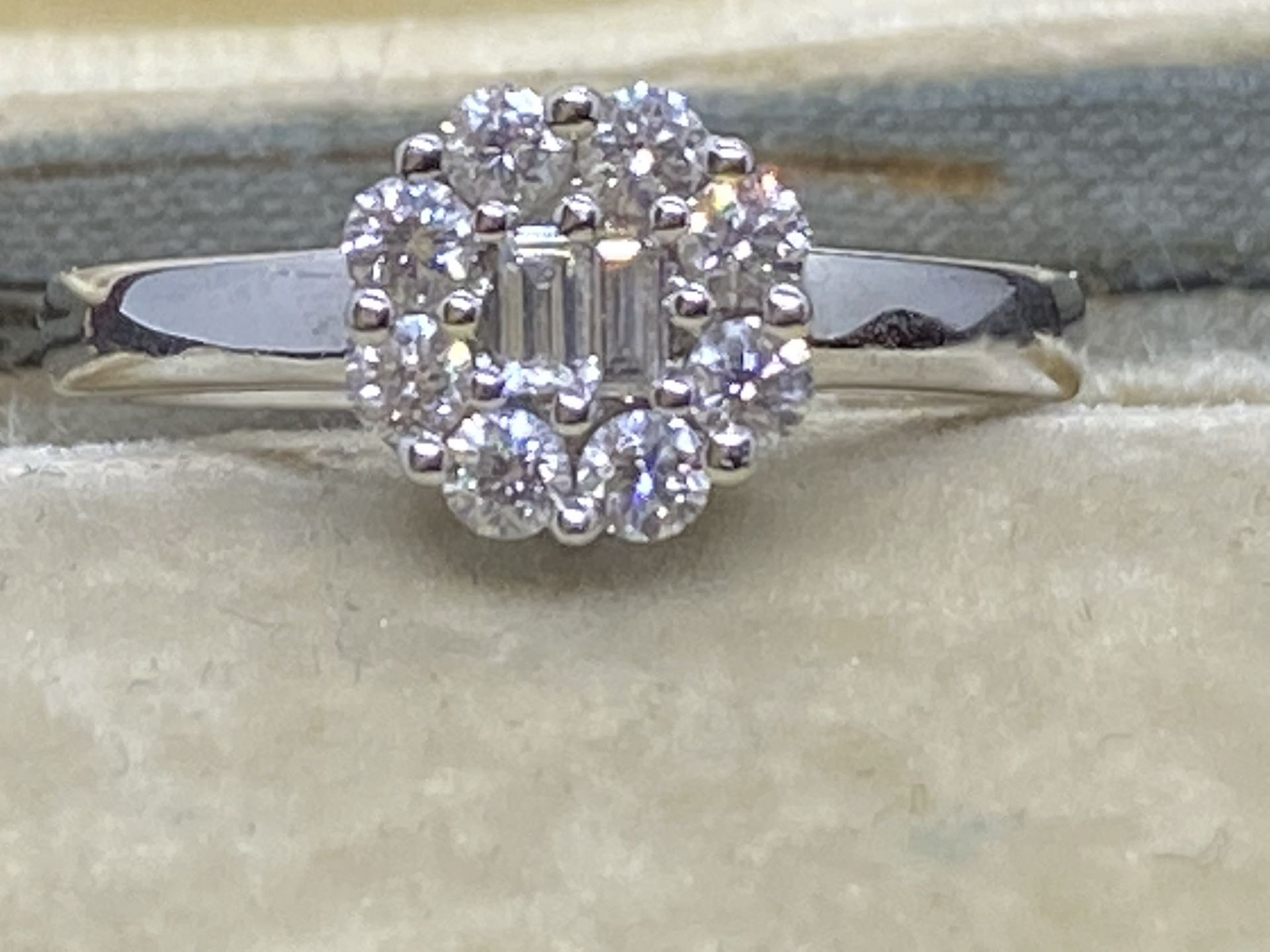 18ct GOLD 0.50ct DIAMOND CLUSTER RING
