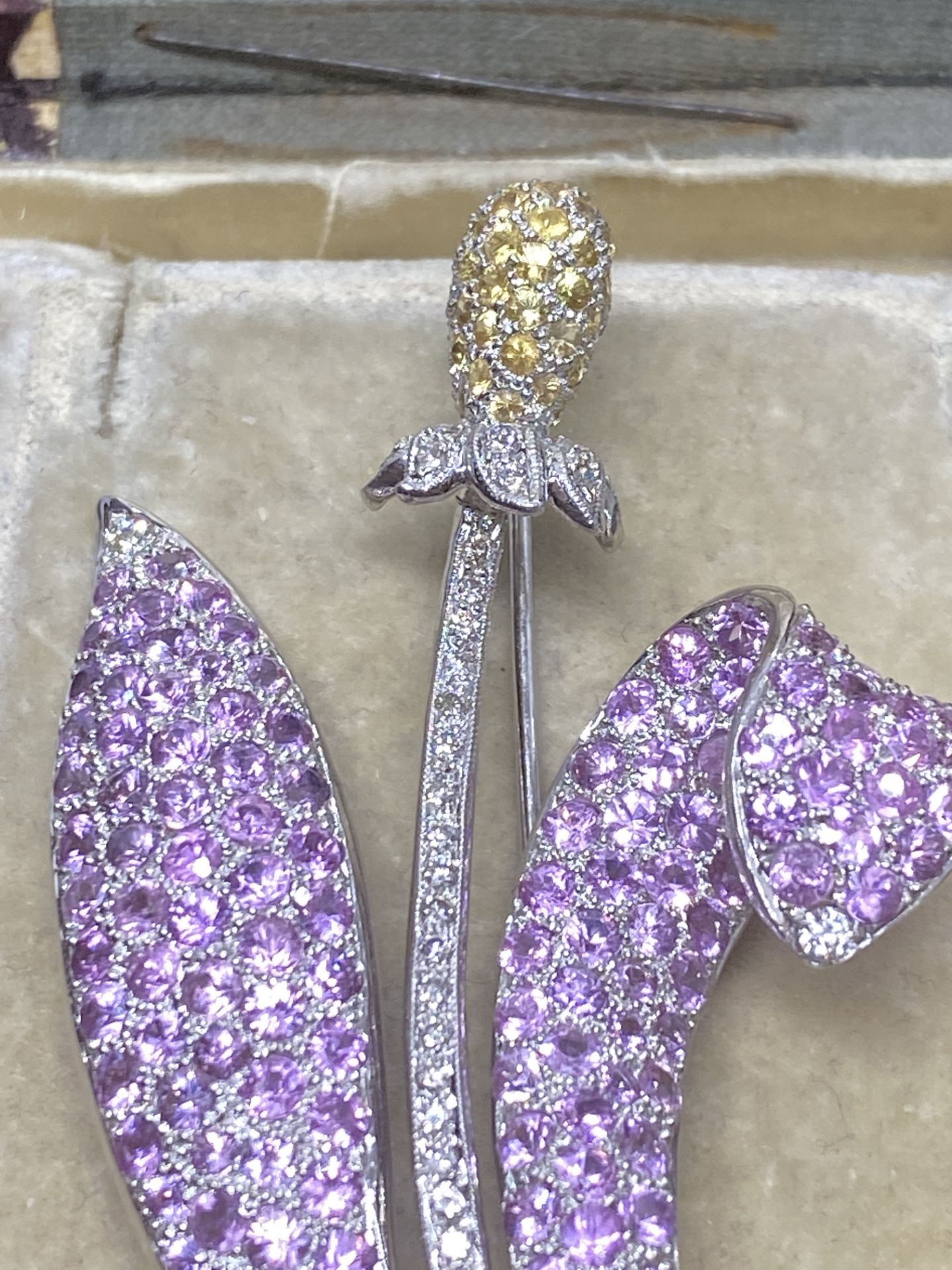 18ct WHITE GOLD PINK SAPPHIRE & DIAMOND FLOWER BROOCH - Image 3 of 6